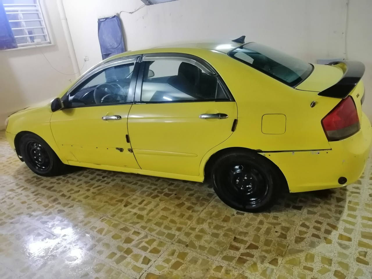 السلام عليكم كيا اسبكترا 2009  محرك 2000 دوش منضومة غاز محرك لا صرف و لا نفخ طخم  حيل نضيف طخم تايرات جدد.  تبريد فقط شحن غاز... ضرر طخة بسيطة باب السائق مثل ما موضع بلصور السيارة بدون دواخل بدون تبديل كود واحد معجون تلقيطات حيل خفيفة  السيارة باسمي سنوية وارقام جدد مسطرة تحويل ثاني يوم  هيئة وغرامات صفر السعر 78  وبيها مجال للطيبين. *********** بي واتساب تحياتي للجميع
