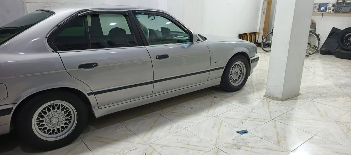 سلام عليكم بي ام  موديل 91 رقم سليمانيه الجديد سنويه ل2029 
حجم 525اصل مسكر عدله
كير اوتو
فتحة قماره
سنتر لوك جام 4كهرباء
داخل جلد لون صحراوي
شادله سستم صوت وشاشه وكامره
تبريد ثلج قطعتين سياره جاهزه وخير من الله صبغ جديد سعر 55وبيه مجال مكان واسط 
***********
