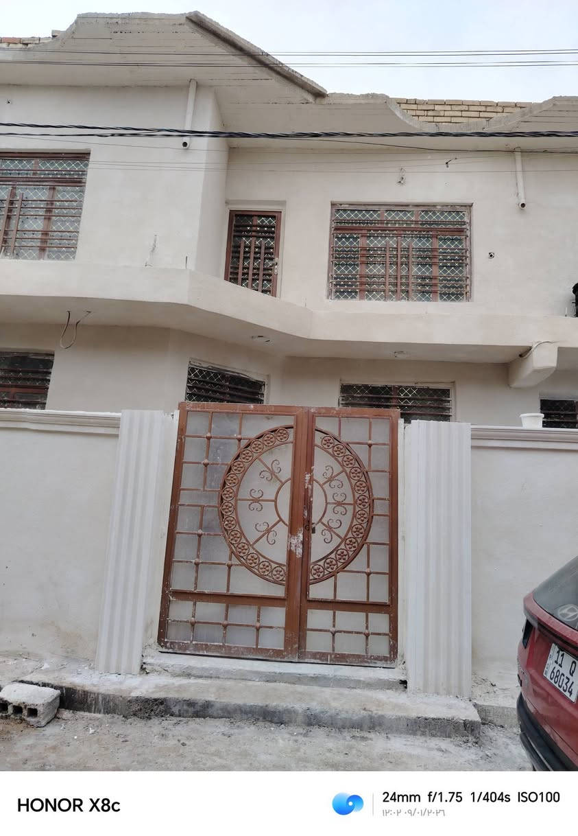 السلام عليكم بيت بناء حديث للبيع طابقين ٣غرف نوم وهول ومطبخ واستقبال حمامات ثنين العنوان مقابل معمل الحرير شارع مهند الحلاق قريب ع مدرسه براعم الإيمان تبليط بالباب مساحه البيت ١٣٠ مع الكاونتر والتانكي والسخان والمغاسل عدد ثنين البيت فازغ حاليا بس جيب غراضك وتكعد الاستفسار *********** البيت طابو زراعي سند ٢٥ السعر ١٠٥ وبي مجال للشراي
