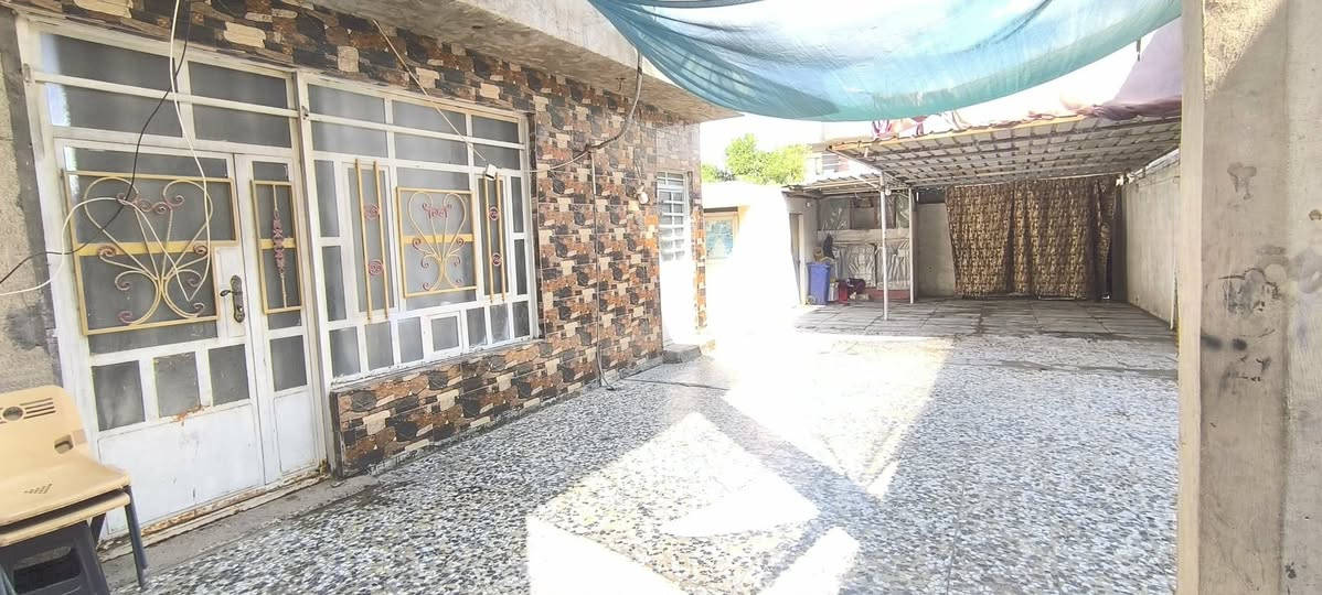 سلام عليكم بيت للبيع حي البتول شارع المؤسسة البيت مساحة 100 متر  طابو صرف مربع واقع حال 200 لئن بي تشجير تقريبا 100 يحتوي طابق اول مخزن واستقبال وصحيات
غرفة ومطبخ حار بارد وحمام 
والطابق الثاني غرفتين
للاستفسار مراسلة الصفحه 
او الاتصال على الرقم ***********
