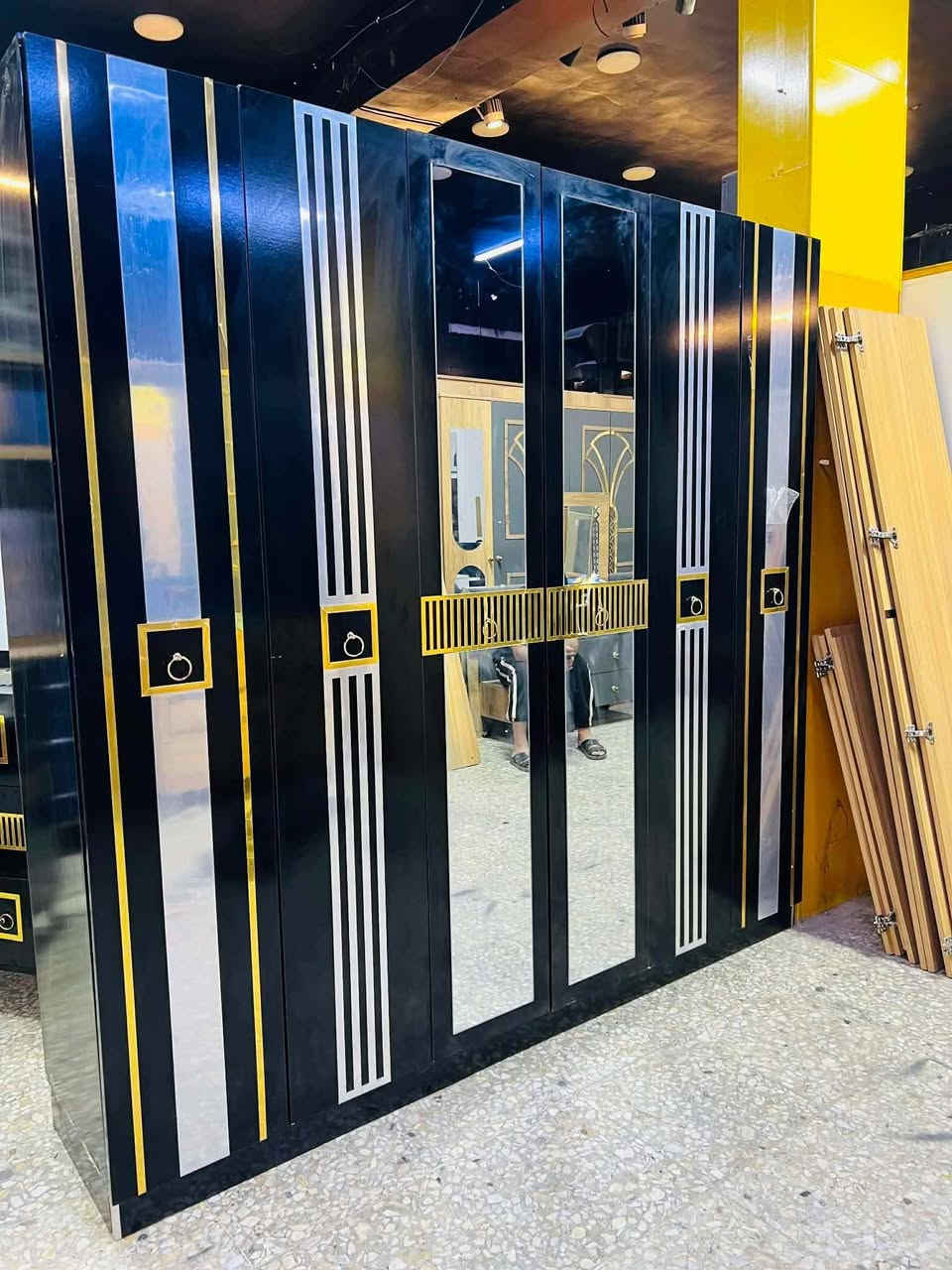 غرفة نوم مستعملة🇹🇷
موديله حديث 💥
 نضافة95 ٪💯
عدد القطع / 5 
نضام / أبواب 💢 
سعرها / 475 قفل 💸
شد ونقل داخل بغداد مجاني🚛
يوجود توصيل محافضات 🚛


**إذا كنت صاحب هذا الإعلان وتريد حذفه لأي سبب، رجاءا أرسل رسالة إلى الدعم الفني**