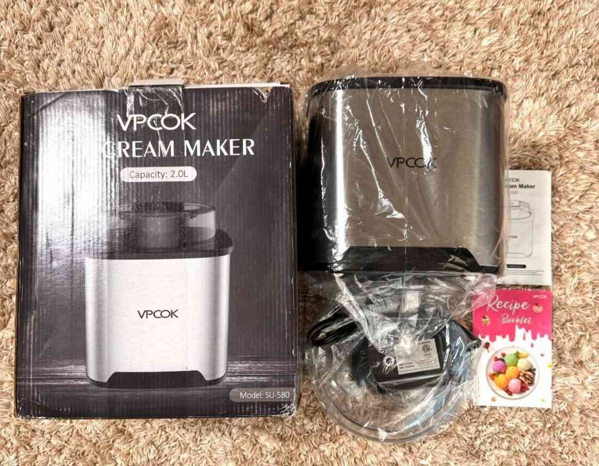 ماكينة صنع الآيس كريم من ماركة VPCOK، والموديل الظاهر هو SU-580. 
المواصفات الرئيسية:
السعة: 2 لتر، وهي كافية لإعداد الآيس كريم لجميع أفراد الأسرة في المرة الواحدة.
الوقت المستغرق: يمكنها تحضير الآيس كريم المنزلي أو السوربيه أو الزبادي المثلج في غضون 40 إلى 50 دقيقة تقريباً.
التصميم: تتميز بهيكل من الفولاذ المقاوم للصدأ (Stainless Steel) مع غطاء علوي شفاف لمراقبة عملية التحضير، وفتحة كبيرة لإضافة المكونات بسهولة.
طريقة العمل: تعتمد الماكينة على وعاء تجميد يجب وضعه في الفريزر مسبقاً لمدة تتراوح بين 8 إلى 12 ساعة قبل البدء بالتحضير. 
مميزات إضافية:
سهولة التنظيف: الأجزاء مثل وعاء التجميد وريشة الخلط قابلة للإزالة لسهولة غسلها بالماء الدافئ والصابون.
تعدد الاستخدامات: لا تقتصر على الآيس كريم فقط، بل يمكن استخدامها لصنع الجيلاتو والسوربيه والزبادي المثلج. بغداد, العراق


**إذا كنت صاحب هذا الإعلان وتريد حذفه لأي سبب، رجاءا أرسل رسالة إلى الدعم الفني**