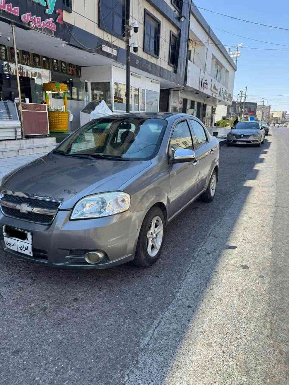 أڤيؤ مؤديل ٢٠٠٩ مه كينه گه وره 
ناو زه رد و گير تؤماتيك ره نگي نفتي 
ته نها ٢ پارچه ي ره شه به بي ناو گرتن
به ناوي خؤمانه 
هه زه ي نوييه به لام سه نه وي تازه به سه رچووه 
گير و ته بيردي به شه رت به لا م مه كينه ي كه ميك دووكه لي هه يه 
سه ياره كه مالي فه قيرانه بي كيشه يه 
ژـم *********** 
كه ميك معمه له ي تيدايه . 
شوين ـ هه ولير أربيل, العراق
