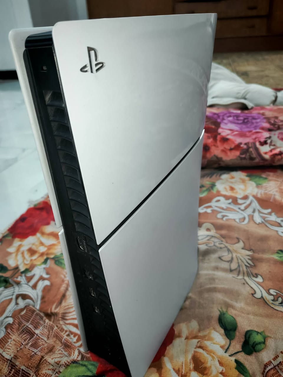 🎮 للبيع: PS5 Slim + حساب سعودي  (40 لعبة) 🎮
يا الله، للبيع جهاز بلي 5 سلم  بنظافة 100%، الجهاز استخدامه قليل جداً وكامل مع كافة ملحقاته الأصلية والكارتون.
​🌟 المواصفات والإضافات:
​الجهاز: PS5 Slim Disc Edition. 
​الحساب: حساب سعودي (لغة عربية) يحتوي على أكثر من 40 لعبة من أقوى العناوين، يعني تشتري وتلعب فوراً وما تحتاج تصرف ولا دينار على الألعاب ولا تخاف يروح الحساب تحصل وياه الايميل والرمز وتغير معلوماته وتأمنه مثل ما تريد .
​💿 أبرز الألعاب الموجودة بالحساب:
​God of War Ragnarök (كاملة ومترجمة).
​Spider-Man: Miles Morales. مدبلجه ومترجمه عربي
​Call of Duty: Black Ops Cold War. مترجمه عربي
​FIFA 25 .
​سلسلة فيفا كاملة للذكريات (16، 17، 18، 21).
​Uncharted: The Lost Legacy.
​Hitman 2.
​The Evil Within.
​Call of Duty: Advanced Warfare.
​PES 2015 (نسخة نادرة ومطلوبة).
+ أكثر من 30 لعبة ثانية منوعة!
​💰 السعر:
البلي سعره ٦٥٠ الف قفل
الحساب ١٠٠ الف قفل
​📍 الموقع: [بابل / حله / حي العسكري]
📞 للتواصل: [ *********** متوفر واتساب ايضا ]
