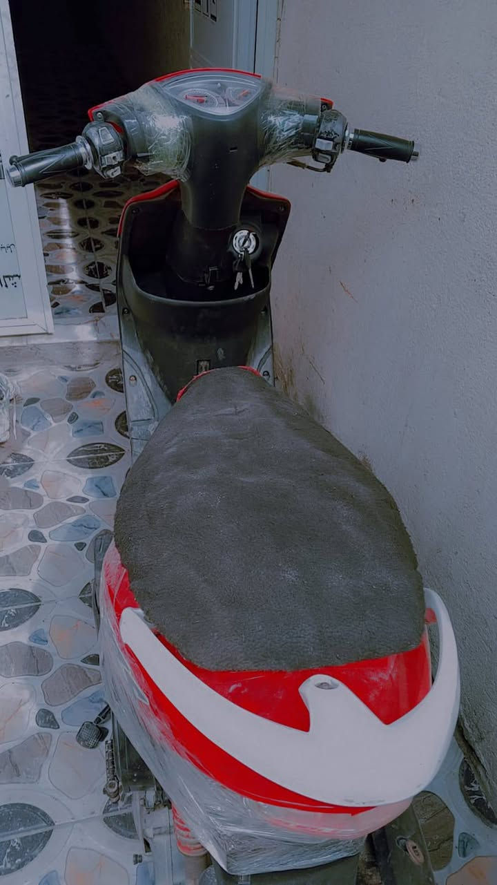 السلام عليكم اخون دراجه ماكس عدله مكفوله وجاهزه من كلشي وكلشي شغال بيه سلف عينه ولمكينه ما بيه قطرت صوت السعر(٦٠٠قفل).  وتساب ***********
