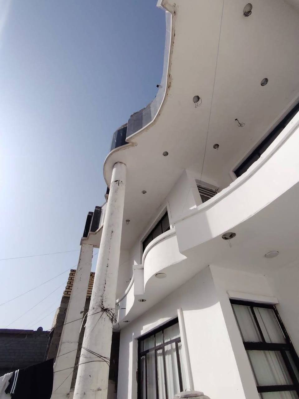 بيت للبيع مساحة ٤٠٠ متر سند٢٥ حق التصرف بناء فول قريب ع شارع الفردوس
٤غرف نوم ٣حمامات كراج يستوعب ٣سيارات 
يرهم نقد والتقسيط 
العنوان بغداد الشرطة الخامسة الدوانم شارع الفردوس 
***********
بي وات
