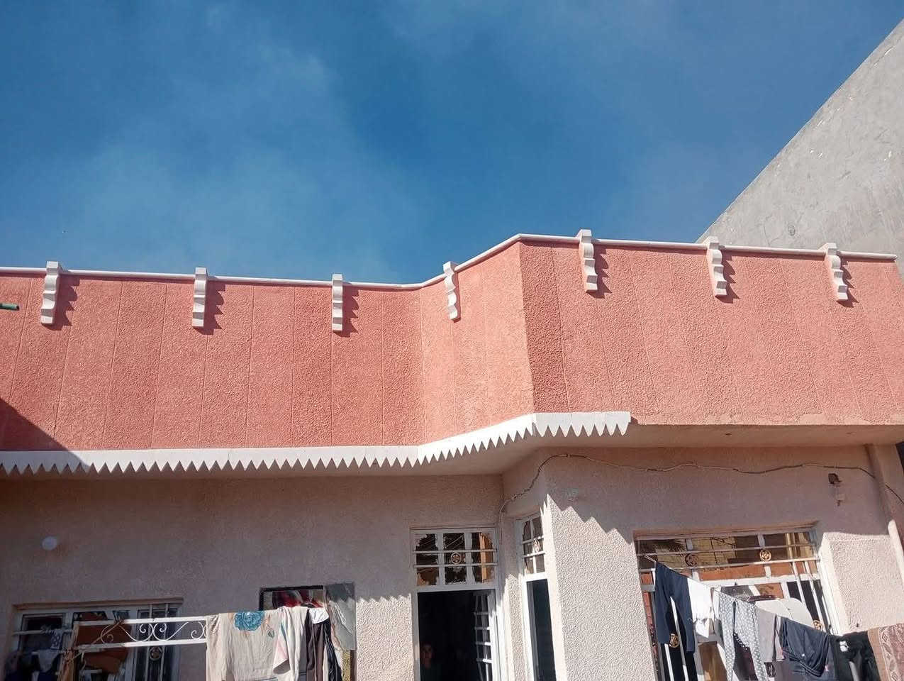 من رخصت صاحب الكروب المحترم بيت للبيع بغداد بوب الشام قرب بيت وزيره غرفتين ومطبخ  وستقبال وحولي وترك على طول الببت بياض وكاشي مي كهرباء مجاري تبليط على شرعين حديقه حمام دخلي وحمام خارجي بياض شارع التربية البيت 10في 20 واذا نص البيت السعر 90 مليون واذا نصف البيت 100متر5في20السعر50مليون***********
