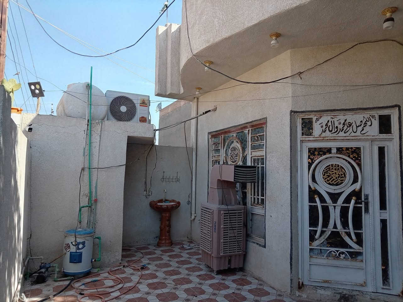 بيت للبيع حي الحكيم شارع الوائليه أول بيت بالفرع مجاري كهرباء ماء مستوصف صحي مدارس يبعد عن الصب 20 مترر

 البناء بلوك 
الاساس ( البتلو ) طابوك 
المساحة 300 متر 
غرفتين + صالة + حمام  ومنور + مطبخ + استقبال + كراج سياره + حديقة جانبية

 للاستفسار ***********
للاستفسار ***********
