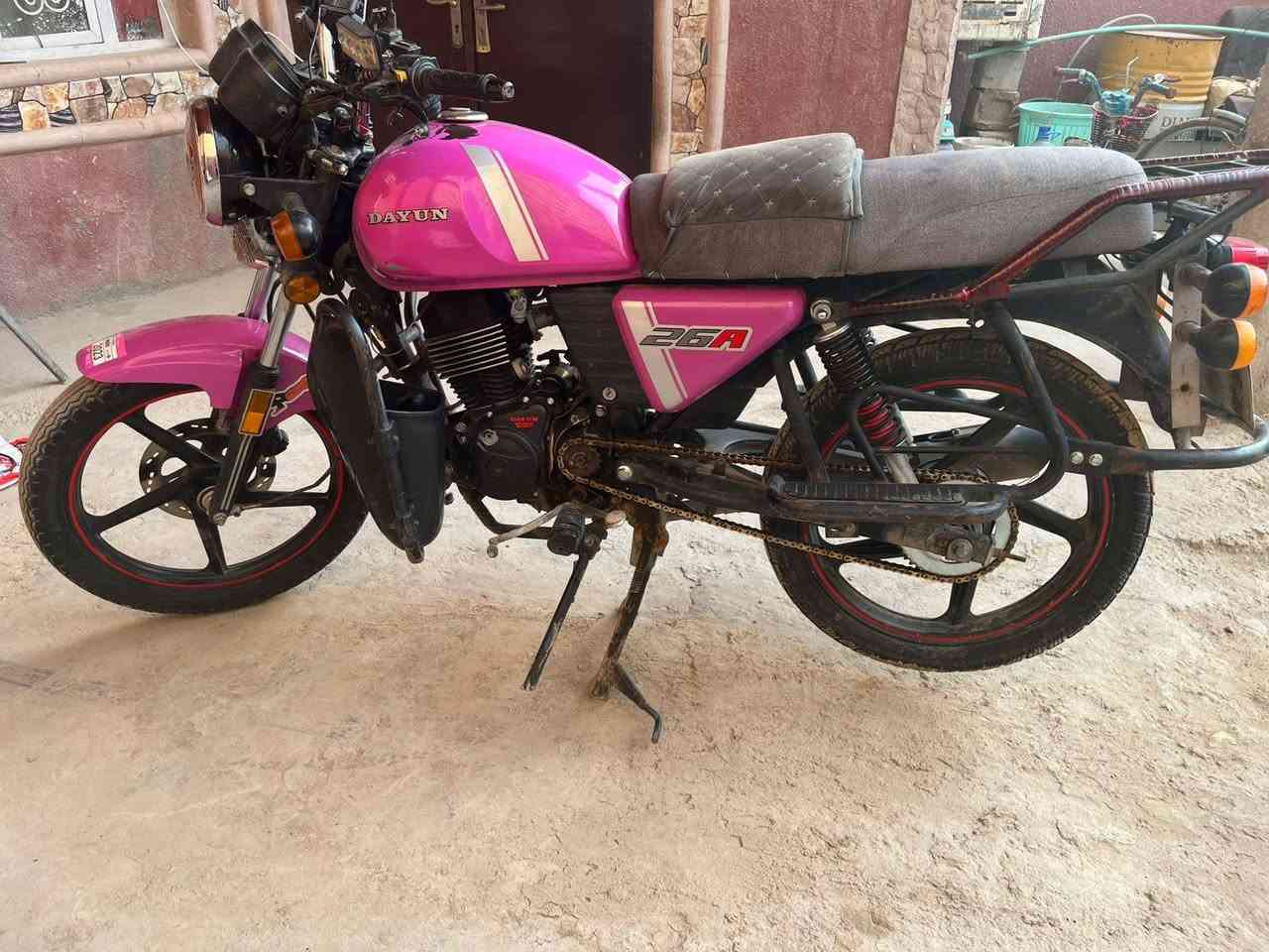 السلام عليكم
دراجه ديوان لبيع مرقم رقمين مو واحد
دراجه بلاديه بس بيه تبخير 
نقص مالته قبق زنجيل فقط
 تحويل ثاني يوم باسمي الدراجه 
مع العلم الدراجه ناعمه
  مكاني حي الجامعه
رقمي ***********
