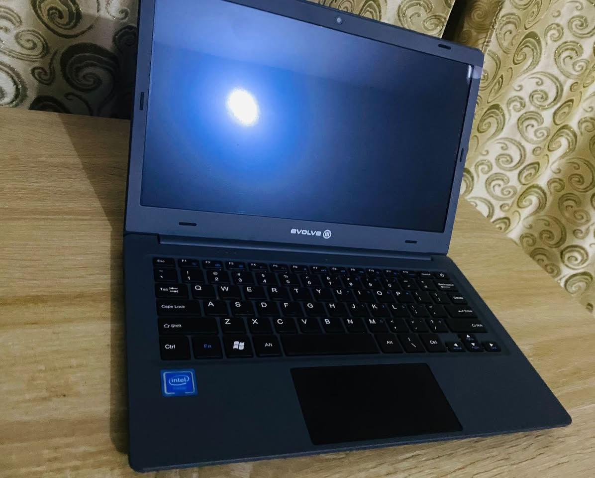 السلام عليكم،
أعرض لكم لابتوب اقتصادي وعملي من شركة Evolve III، الجهاز حرفياً "شبه زيرو"، استخدمته استخدام قليل جداً جداً وما زال بنظافة بلاده بدون أي خدش. اللابتوب خفيف الوزن وممتاز جداً للطلاب، الأطفال، والأعمال المكتبية اليومية.

📌 المواصفات الأساسية:
 * 🔸 الموديل: Evolve III Maestro
 * 🔸 المعالج: Intel Celeron (ممتاز وموفر للطاقة للمهام اليومية)
 * 🔸 الرام (الذاكرة العشوائية): 4 كيكا بايت
 * 🔸 الذاكرة (التخزين): 64 كيكا بايت (مناسبة للنظام والبرامج الأساسية)
 * 🔸 الشاشة: 11.6 بوصة (حجم مدمج، مثالي للتنقل ومريح للعين)
 * 🔸 نظام التشغيل: Windows (جاهز للاستخدام المباشر)

✨ لمن هذا الجهاز؟
✔️ مثالي للدراسة أونلاين، والبحوث المدرسية والجامعية.
✔️ ممتاز لبرامج الأوفيس (وورد، إكسل، بوربوينت).
✔️ تصفح الإنترنت، مشاهدة يوتيوب، والأعمال البسيطة.
✔️ وزنه خفيف جداً، تگدر تخليه بالجنطة وتاخذه لأي مكان بسهولة.
💡 حالة الجهاز: نظافة 100%، بطارية ممتازة جداً تدوم طويلاً، ويأتي مع الشاحن الخاص به. (الصور المرفقة توضح نظافة الجهاز).
📍 المكان: سامراء (أو اكتب منطقتك بالتحديد)

💵 السعر: 120 ألف دينار وبي مجال .
📞 للتواصل: يرجى مراسلتي على الخاص على الواتساب أو الاتصال على الرقم: (***********)
