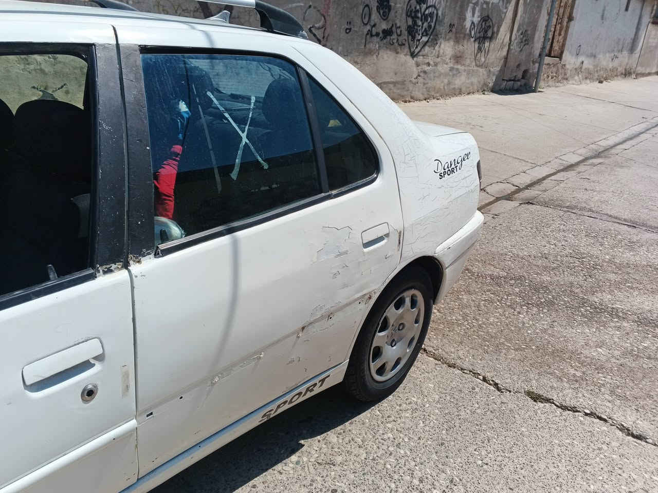 بيجو موديل 2000 حجم 306 مكينه بيها صرف سياره شغاله شرط الوكاله شغال وين من يشغل ما بيها ما ابيها سياره بيها صرف سعر 12. ***********

