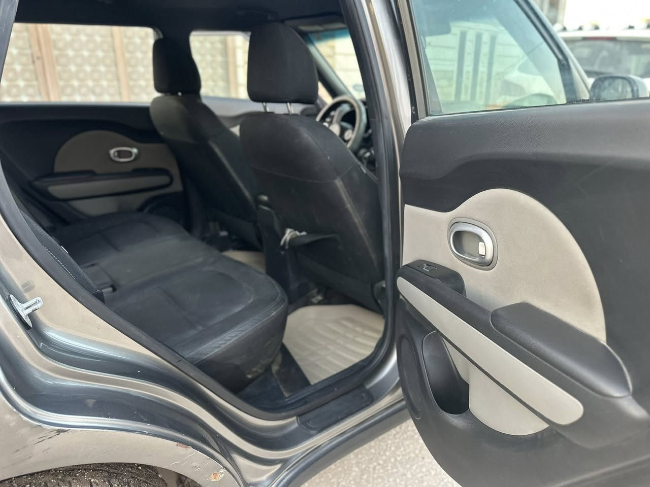 ً
السلام عليكم 

كيا صول للبيع واود امريكي  لون رصاصي رمادي 
موديل 20217 
سعة المحرك 2000 JDI 
ماشيه :71 الف تقريباً 
السياره جاهزة من كلشي كير ومحرك وتبريد 
بيها ملاحظات بسيطه 
مع كاعيات اصليه مال شركه kia
   مواصفات:
تحكمات ستيرن 
مثبت سرعه 
شاشة لمس 
كامره دواره 
نظام ايكو سبورت 

السعر :128 ورقه و بيها مجال 
مكان السيارة بابل البكرلي العبوديه 
للاستفسار :
***********
