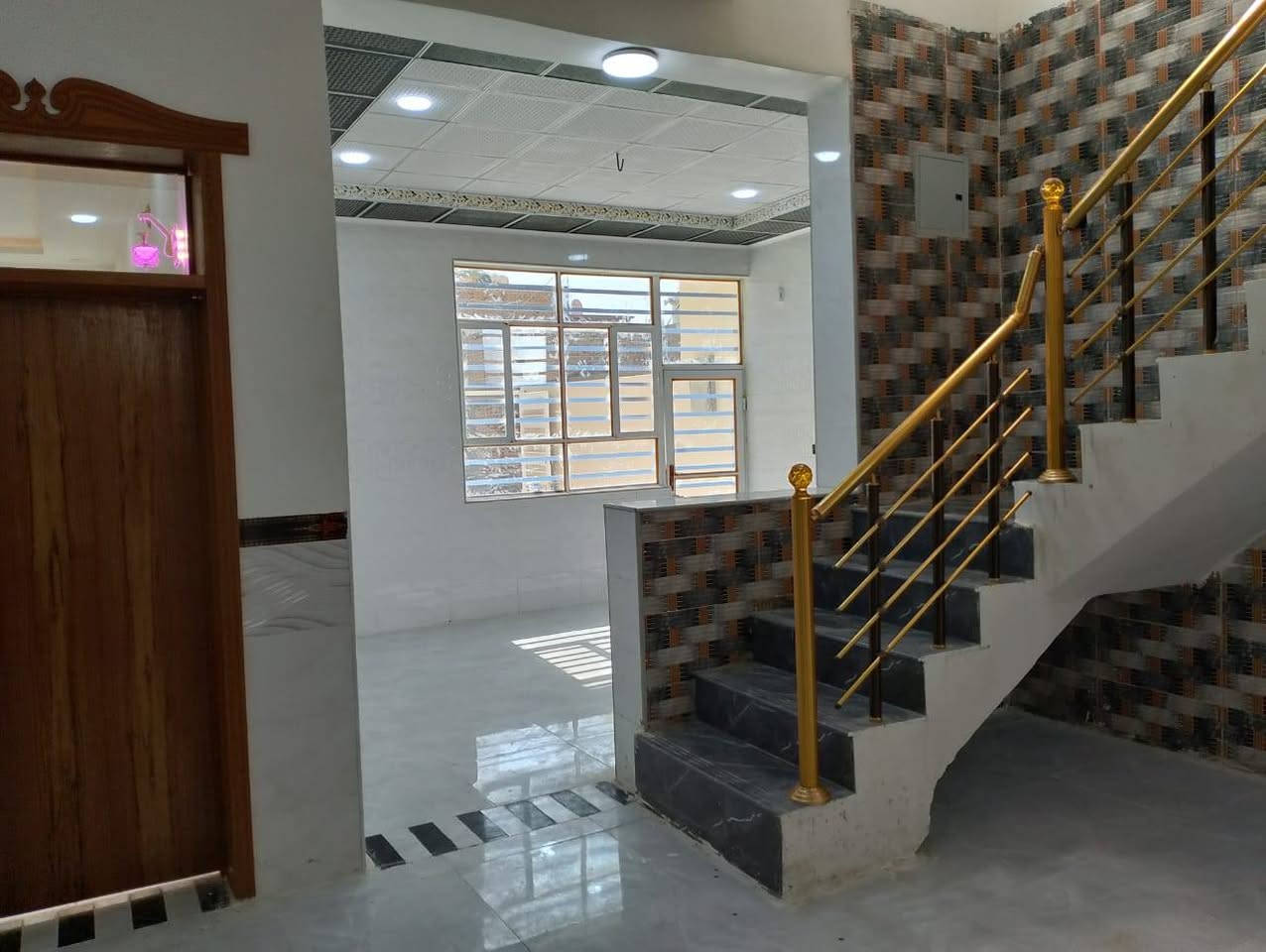 بيت 200 م بناء درجه اولى يوجد به غرفتين وصاله واستقبال و مجمع صحيات الاستفسار اتصل ***********
