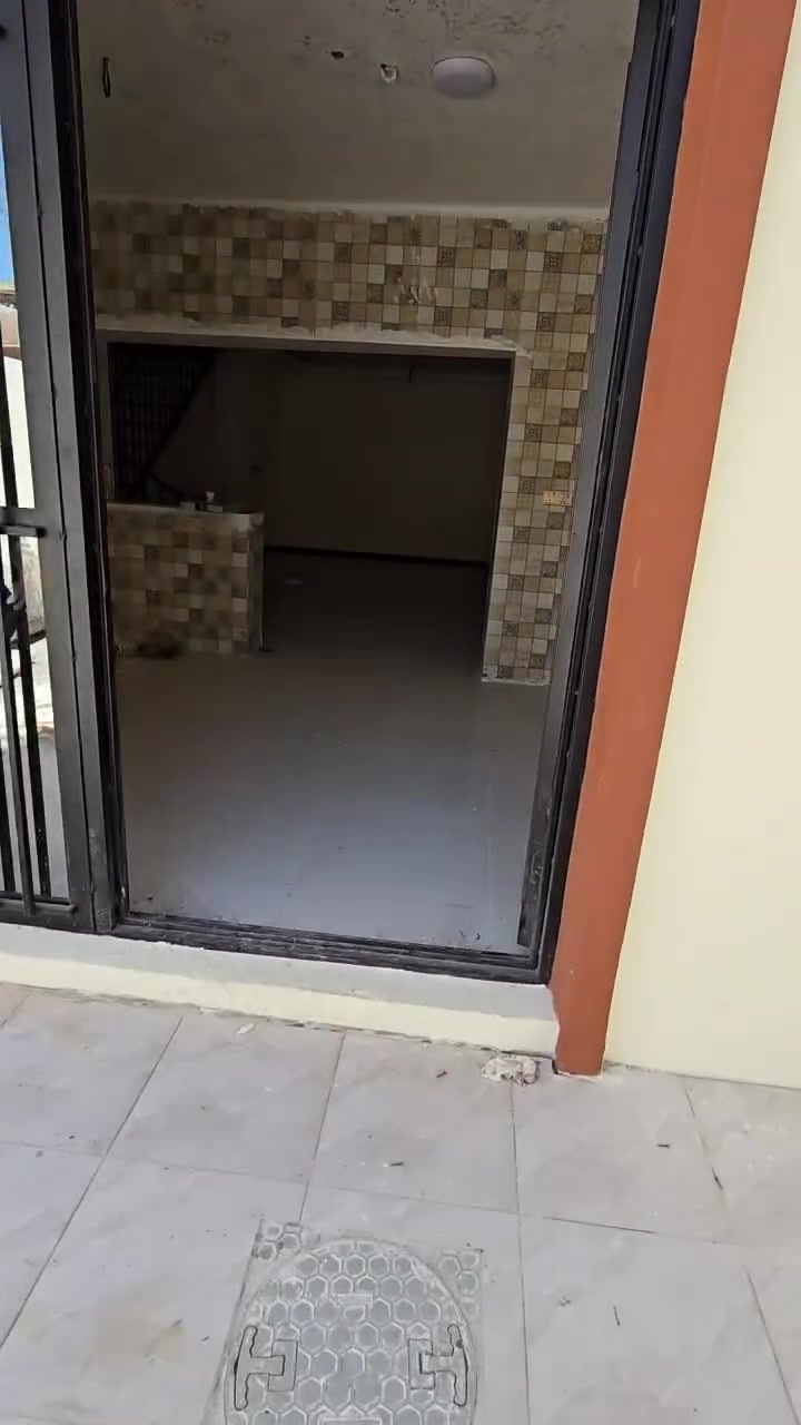 🏡 بيت طابقين فاخر للإيجار – موقع مميز قرب الماكس مول
📍 الموقع: شارع أبو طيارة، خطوات فقط من الماكس مول وعلى مقربة من الشارع الرئيسي.
✨ مواصفات العقار:
• 🛏️ 3 غرف نوم واسعة
• 🛁 حمامين أنيقين
• 💧 خزانين ماء + 🔥 سخانين
• 🚗 كراج خاص + 🌳 حديقة جميلة
• 🏠 بيتونة كبيرة + سطح واسع مثالي للاستخدامات المتعددة
⚡ الخدمات:
• ماء، مجاري، كهرباء، إنترنت، ومولدة كهربائية جاهزة
🏢 الاستخدامات الممكنة:
• سكن عائلي مريح
• مجمع طبي أو عيادة
• مقر شركة أو مكتب إداري
📞 للاستفسار والتواصل: ***********
🔑 البيت جديد وجاهز للسكن فوراً
