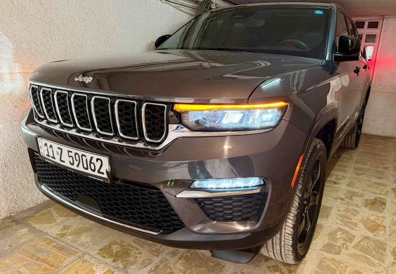 للبيع جيب كراند شيروكي 2023 كلين بدون حادث
:
الرجاء قرائة المنشور اسفل الاعلان قبل الاتصال 👇🏻
موديل 2023 كاملة بدون اي نقص الحمد لله 
المراصفات واضحة بالصور ورقم الشاصي موجود هم
السيارة ماشية 23 الف ميل  
ب اسمي شخصياً تحويل ثاني  يوم رقم بغداد
مكان السيارة بغداد / شارع فلسطين 
:
السيارة كلين بدون حادث ( سرقة او تخريب ) 
تبديل قطع اصلية نفس اللون مطابق فقط بدون اي صبغ
وبيهة حالوب خفيف جان / سويته PDR باقي فقط بالقمارة
سعر السيارة 27.700 = 277 ورقة بيهة مجال بسيط حق الجية مو اكثر 
*********** اخوكم المهمدس علي 
رقم الشاصي ( 1C4RJHAG6P8704990 )
