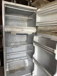 مكينه خياطه هيه والميز  صناعه ايطاليه  شرط الشغل 40 وثلاجه كونكورد لبن...