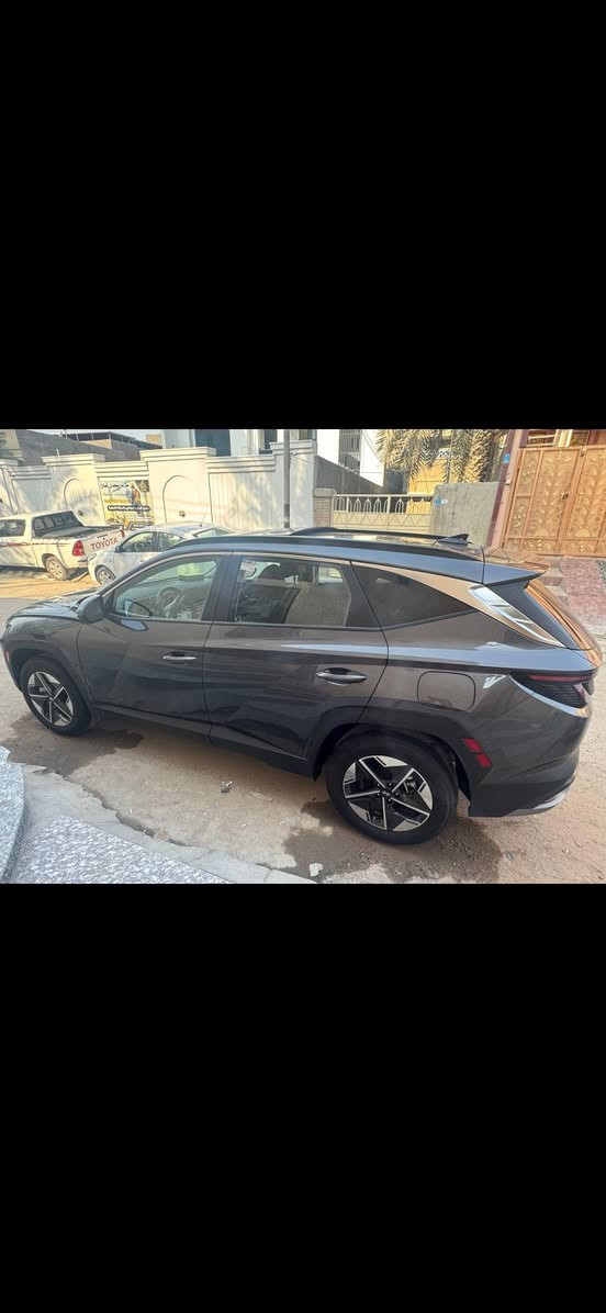 HYUNDAI TUCSON HYBRID 2025
📍السيارة موجودة في البصره للتواصل ***********

هيونداي توسان هايبرد 2025
المسافة المقطوعه 15000
اللون . رصاصي   
محرك. 1600cc هايبرد 
الموديل 2025

                  ======= الاضافات👇👇 ======

فتحه بانوراما  
شاشة كبيره نفكيشن 
بصمة تشغيل 
بصمة أبواب 
رادار امامي
 مانع تصادم
تحديد مسرب .
نقطة عمياء .
كاميرا خلفيه
كاميرا عداد 5 
كاميرا 360
كراسي جلد .
كراسي كهرباء عداد 2
طارة مدفية .
كراسي مدفية + مبرد 
مثبت سرعة
تحكم ستيرنج
نظام قيادة ذاتية 
تشغيل عن بعد سياره 
شاحن وايرلس
هاند بريك كهربائي
حساسات خلفيه + اماميه 
دفع رباعي 4X4 
باب خلفي كهرباء 
اضويه اماميه زنون LED
كشافات ضبابي LED 
اضويه خلفيه LED
نظام GPS+ خرائط 
ويل 19
3 انظمة قياده Sport /ECO / Normal
كندشن مركزي امامي + خلفي 
تحريك السياره عن طريق بصمه 
بلوتوث 
مدخل AUX + USB

🚗🚗حادث السيارة كما موضح في الصور 🚗🚗. 
*********** 
حادثه جدا خفيف  السعر 225
