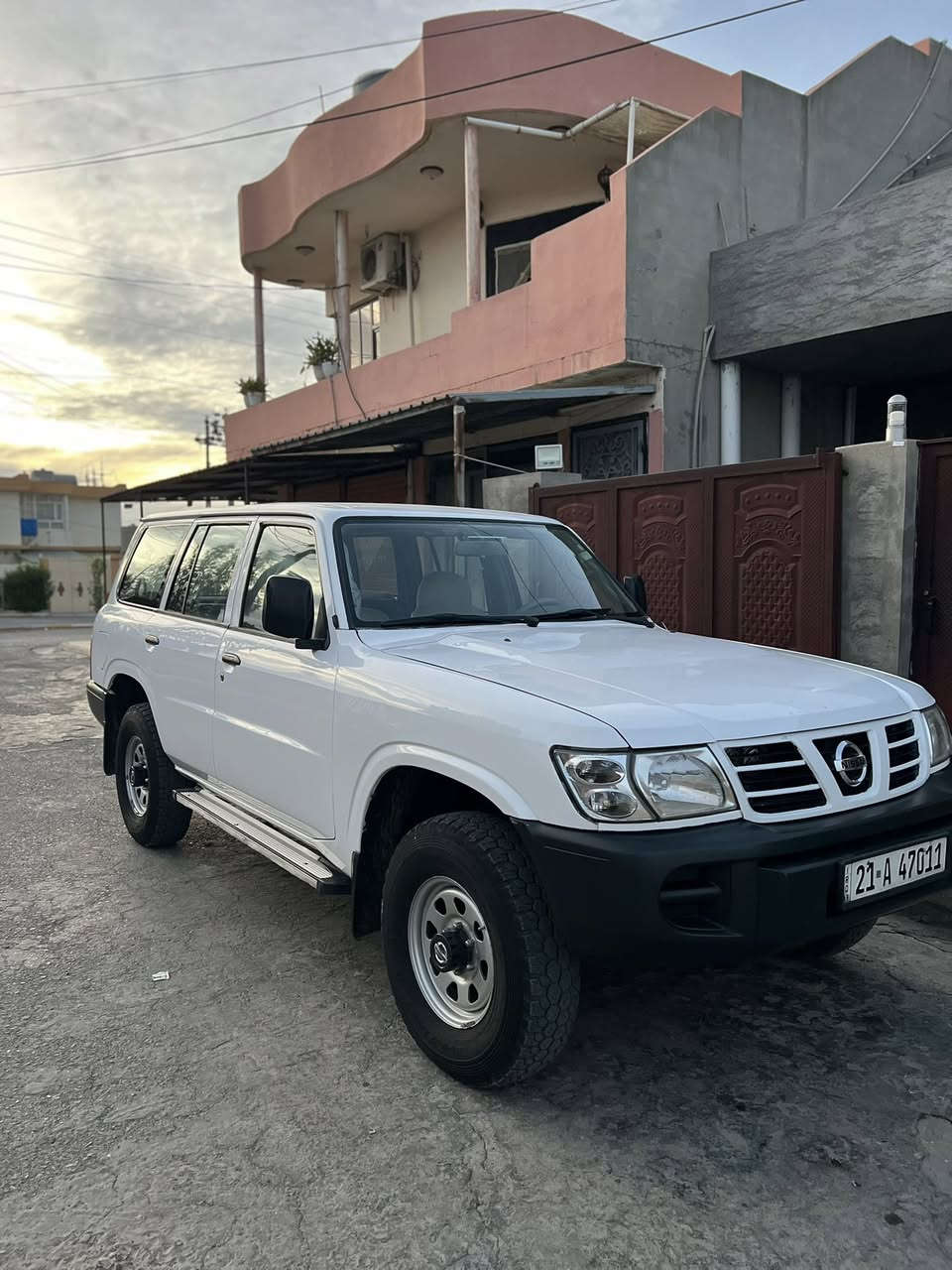 پاترۆڵ ٢٠٠١ موحەسەن 
سۆنەریم داناوە سەنەوی تا ٢٠٣٠نوێیە 
بۆیاخی و ساردی زەقی نیە 
چوار تایەی لۆكی لەژێرە 
كارتی بەنزینی هەیە ناوی نیە لەحاسیبەبەشەرت 
مەسرەفی نیە تەقەو ڕەقەی نیە 
گێڕوئەكسلو مەكینەی بەشەرت 
شوێن سلێمانی ژمارە مۆبایل 
***********          ***********
سعر ١١٧$مەجالێكی كەم
