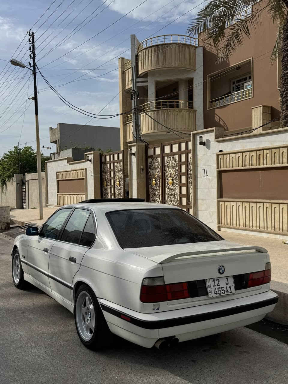 السلام عليكم 
BMW (520) اوتوماتيك 
موديل 1993
عليها محرك 525
السياره بيها قطعه وحده صبغ 

مواصفاتها     

سلايت
بجم عريض
تشغيل عن بعد 
نظام ترحيب 
كزوز رياضي مبدل كامل 
بجم دخاني 
ويل M5 حجم 17 انج 
داخل صاج كشنات مخمل دشبول دبل ايرباك 
لايتات مزروعلها عدسات نظام بلادي 
حداديه تايرات كله جديد
السيارة رقم نينوئ بأسمي تحويل مباشر 
فقط تبريدها عاطل كله جديد بس كمبريسر عاطل 

تفاصيل كثيره ما مذكوره و السياره مصروف عليها خير من الله و بل عافيه عل ياخذها
السعر المطلوب 78 ورقه قابل للتفاوض 
  ***********
