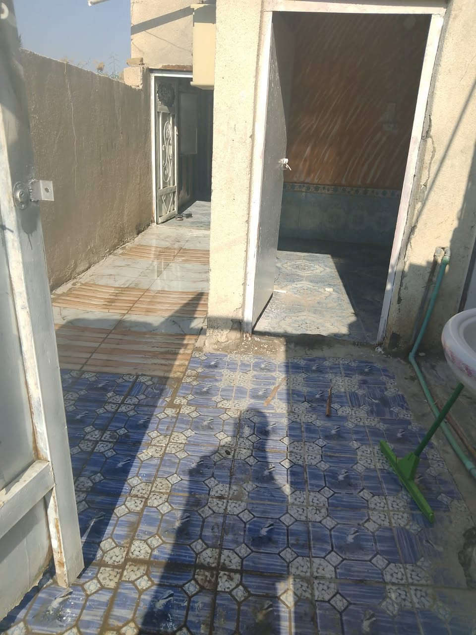 السلام عليكم متوفر بيت للايجار نهاية شارع الامام علي ع حي العباس قرب حسينية قطيع الكتفين متكون من غرفة وصالة ومطبخ وصحيات ماء وكهرباء ومولد الإيجار 150 للاستفسار ***********
