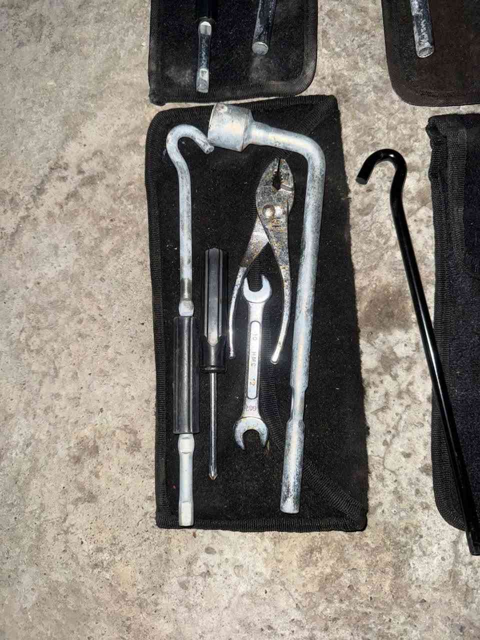 سلام عليكم
منفاخ ياباني تفصيخ حاويه ٣٠ 
جك كبير ١٥    سيارات عاليه فقط ١٢٠٠ حجم 
جك وصط ١٣        ملاحضه الجك بدون عده 
جك سياره صالون ١٠      بدون حراج فدوه 
هورن طاط تفصيخ حاويه ١٥ 
ستيرن النتره امريكي ابو الكروز ٦٠ 
مثلث طوارء ٥ الف 
عده جك ٥ الف 
مكاني بغداد مشتل يوجد توصيل جميع المحافضات ٥ الف  
متواجد من ٥ العصر الى ١٢ بليل مو محل بل بيت 
*********** بارق ابو دارين
