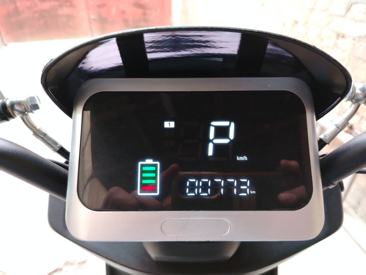 السلام عليكم دراجه شحن سكنس لون مميز استخدام قليل ماشيه ٧٠٠ فقط  تعتبر زيرو.
بطاريات كبار عدد 6.
ملف 1500.
تمشيك مسافه ٥٠ كيلو بالشحنه.
السعر ٦٥٠ الف. 
مكاني جادريه. 
***********
