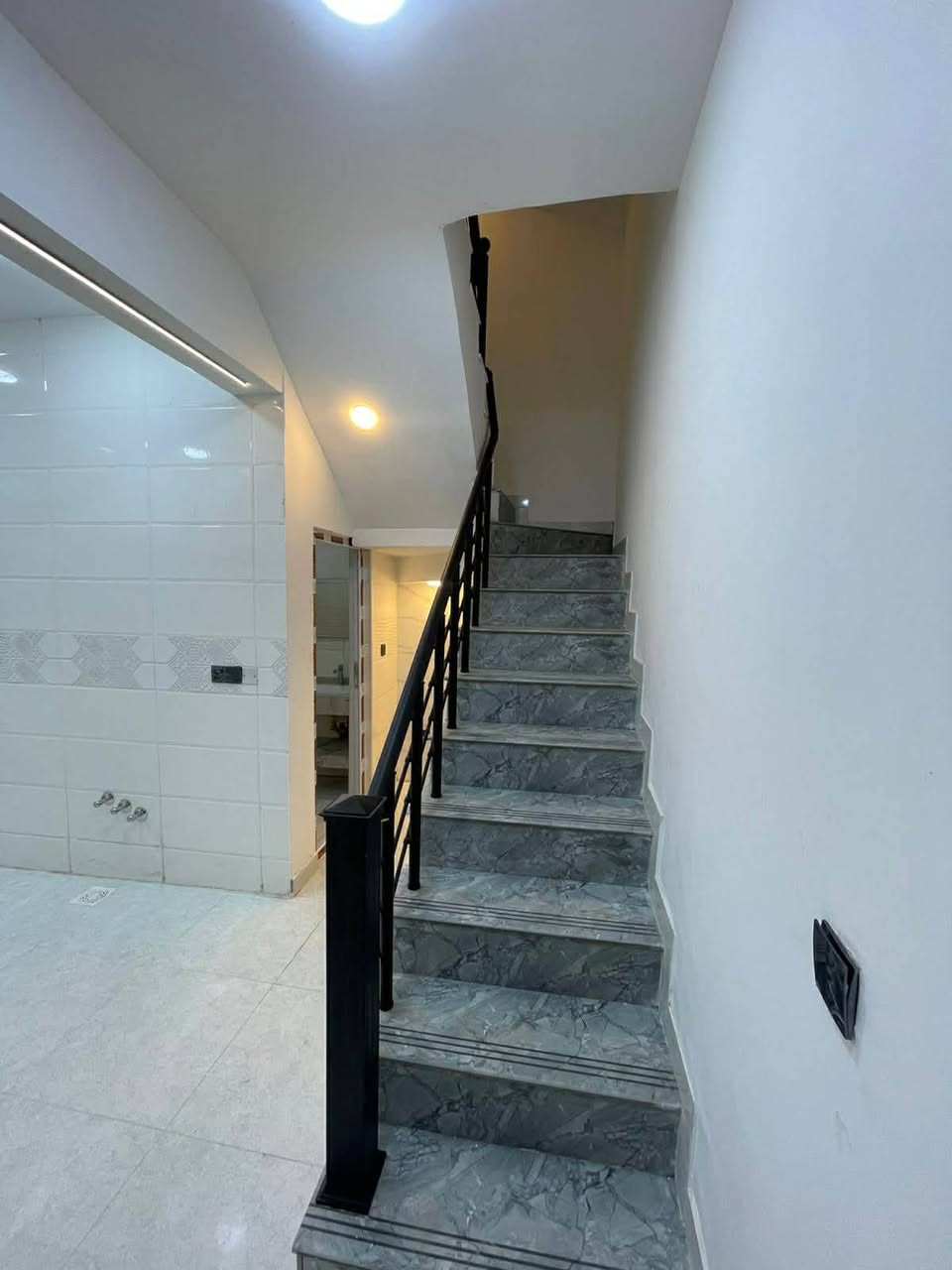 تؤكلنا عل الله
مشتمل للبيع المساحه 50 متر ركن ((ثلاث طوابق))
الواجهه 8.ونص متر
العنوان:-حي الجهاد/ديوان المخابرات/قرب شارع 60/
يحتوي على:-غرف نوم عدد3/صاله/مطبخ/صحيات2/منور/بيتونه/سطح/
طابو صرف/موقع ممتاز ركن/واجهه مميزه/بناء فول مواصفات 
للاستفسار الأتصال 
***********
***********
يتوفر واتساب
