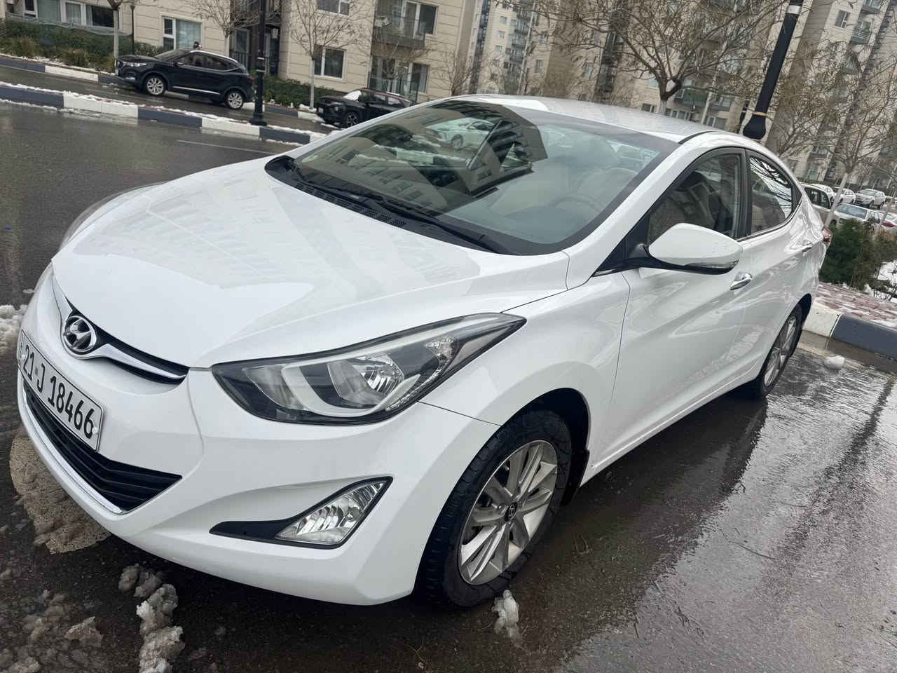 بە ناوی خوای گەورە
هۆندای ئەلەنترا 2014 شکڵ گۆڕاو شکڵی 2015
شتی لۆک و دانسقە و سفر
مەکینە١٨ گەورەی مەڕغووب
هەموو گیانی لە سەر دەقی شەریکە ماوەتەوە
بێ بۆیاخ و قوپاوی و شوخت و سارد
مواسەفاتی تەنها سڵاید و بەسمە نییە
کەم ڕۆشتوو 
بە ناوی خۆمەوەیە تا وەکو 2030 
دینارێ مەسرووفی نییە
تایە و باتریشی تازەیە 
چرکەی تیا نییە 
وەکو سفر وایە
شوێن سلێمانی
*********** السليمانية, العراق
