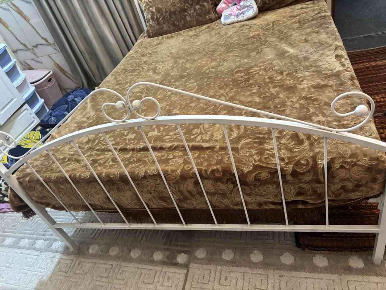 سرير تركي جديد مع دوشك طبي للبيع ***********
