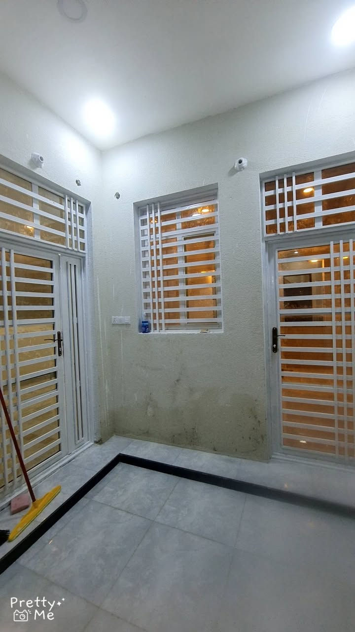 دار للبيع المساحة ١٠٥ متر واجهة البيت ٧ متر والنزال ١٥ زراعي سند ٢٥ حي العسكري دوانم حجي لازم  ***********
