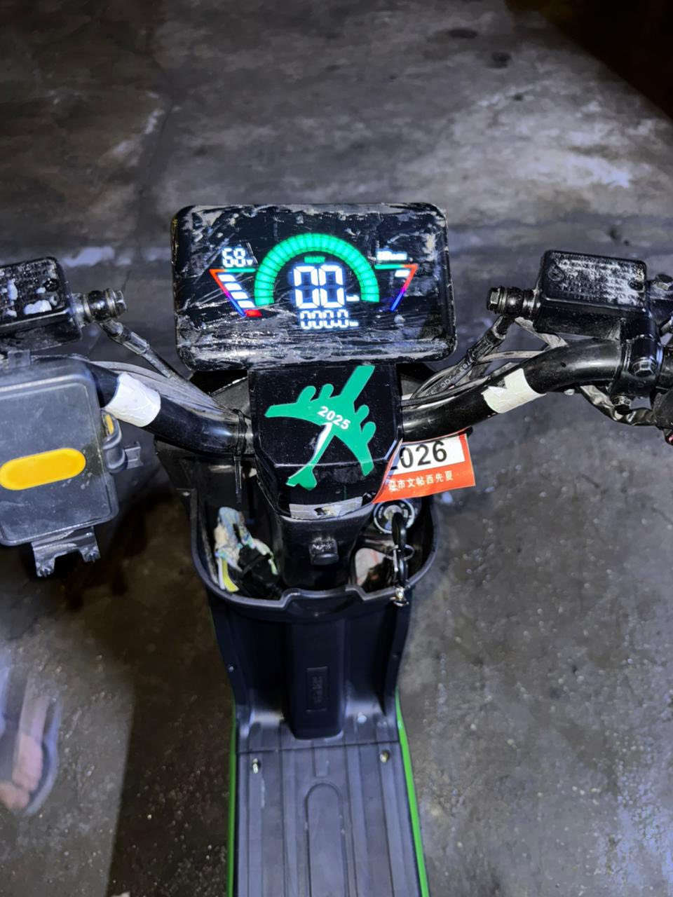 دراجه R9
نظافة 100%
شاشة 
بصمه+سويج 2
سماعات بلوتوث 
لايت زنون عادي ناصي 
تاير جبلي 
خمس بطاريات 
سرعته 55 الحقيقي 
تمشي تقريباً 40كيلو
اربع سرعات 
بك 
نقصه بس كشن خلفي وكع مني وسعره ٥ الاف  
السعر 420 الف
المكان نفق الشرطة
هـ:***********
