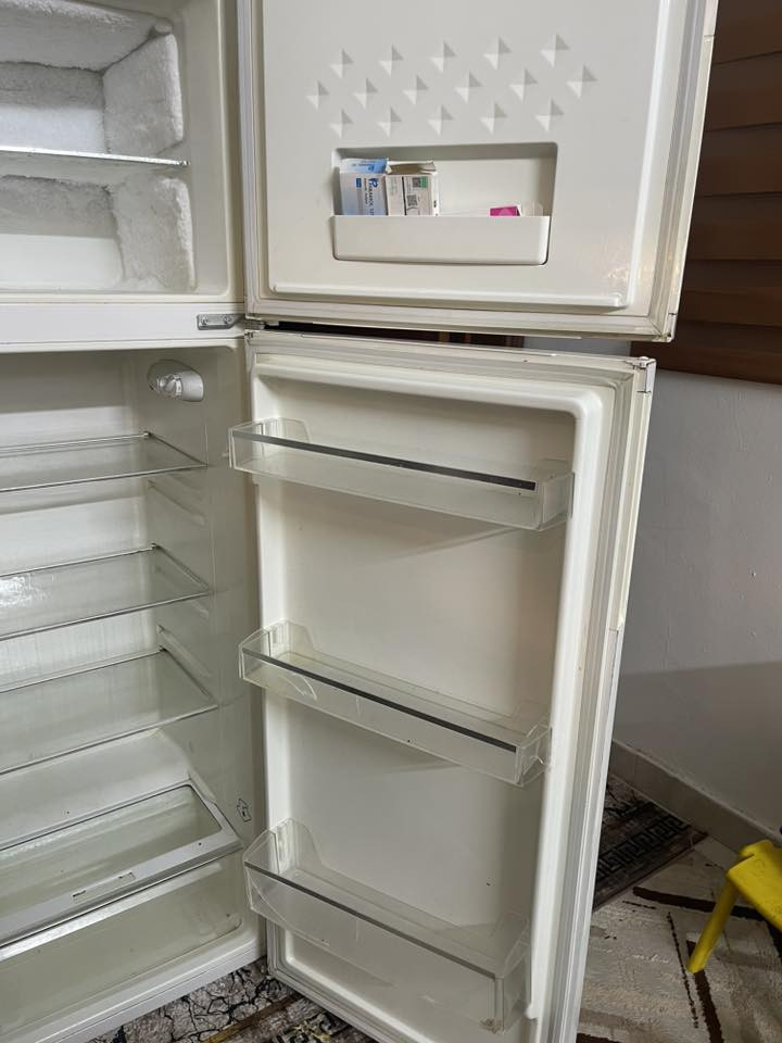 السلام عليكم   ثلاجه نضيفه مستعمله الفريز مالتهه فول للبيع مكاني الدوره الصحه السعر  175بيهه مجال   ***********
