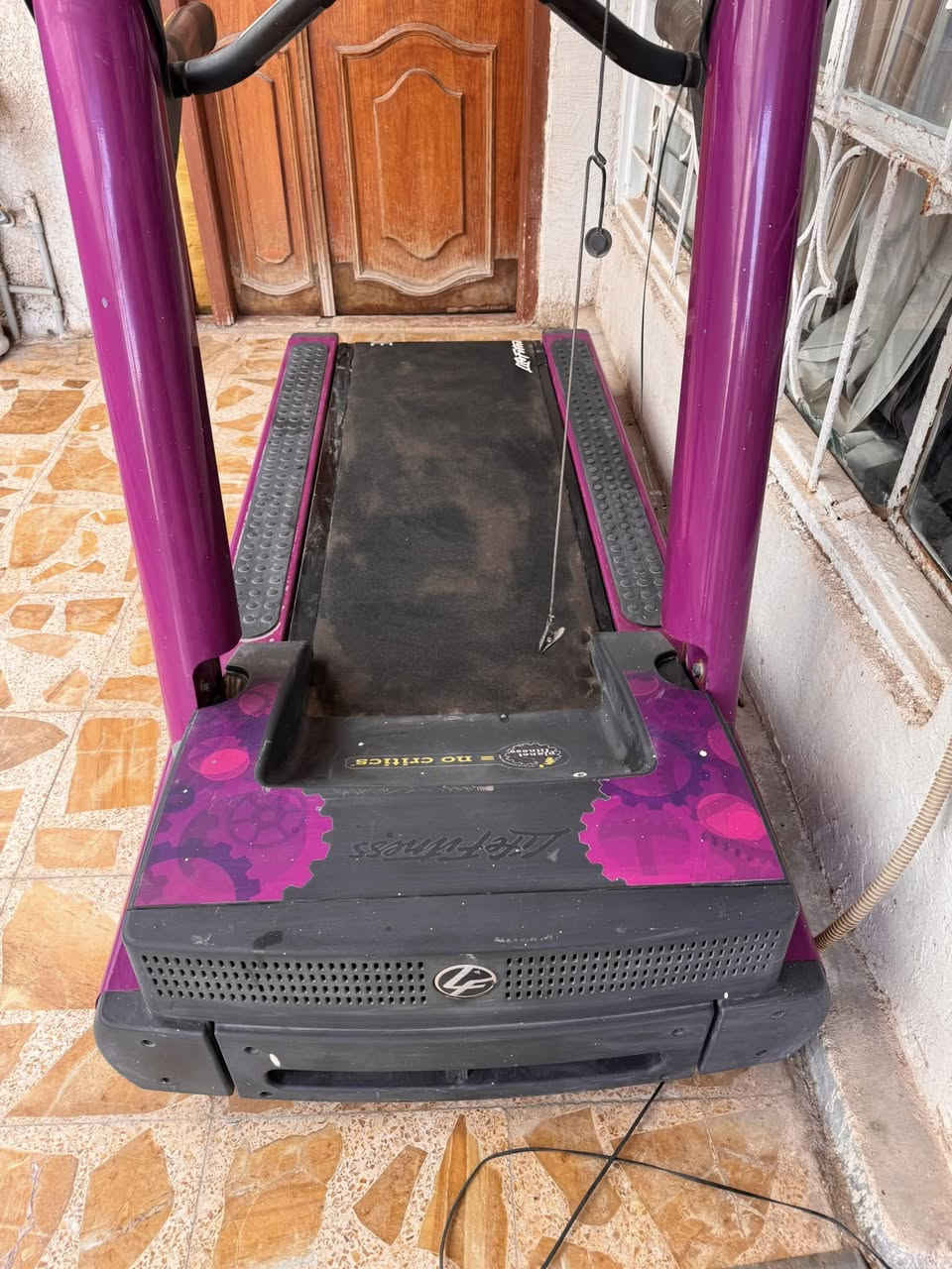 � للبيع جهاز ركض رياضي Life Fitness أصلي 🔥

🏃‍♂️ جهاز ركض احترافي من شركة Life Fitness العالمية
نفس الأجهزة المستخدمة في الأندية الرياضية – قوي، مريح، ويخدم لسنوات.

✅ المواصفات:

 • محرك قوي وعالي التحمل
 • سرعة متعددة تناسب المشي والركض والجري
 • انحدار كهربائي لزيادة شدة التمرين
 • نظام امتصاص صدمات يحمي الركب والمفاصل
 • شاشة عرض توضح:�⏱ الوقت – 🏃‍♀️ المسافة – ⚡ السرعة – 🔥 السعرات الحرارية
 • يتحمل أوزان عالية
 • تشغيل سهل ومريح
 • هيكل متين وثقيل (جودة أمريكية)

⭐ المميزات:

✔️ مناسب للبيت أو النادي
✔️ هادئ أثناء التشغيل
✔️ مريح وآمن لجميع الأعمار
✔️ جودة عالية وعمر طويل

📦 الحالة:
(مستعمل / نظيف)

💰 السعر:
مليون و250 

📍 الموقع:

ميسان 

📞 للاستفسار:
***********
