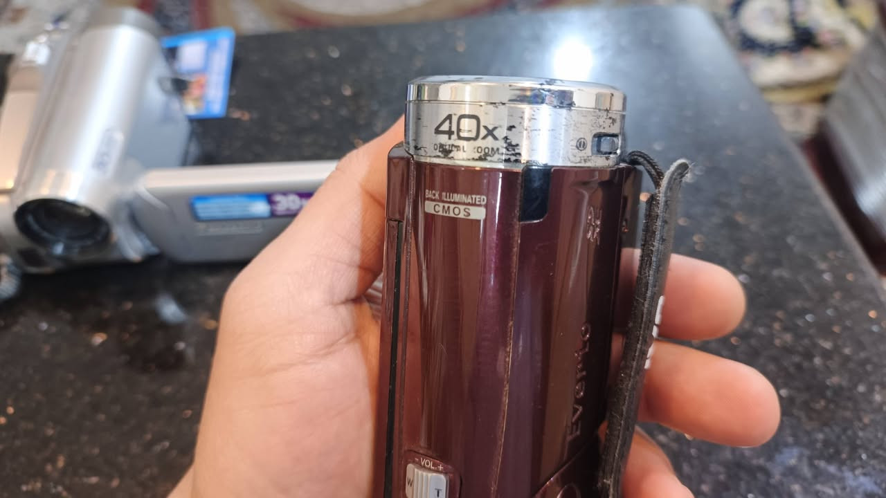 كامرات JVC رقميه شاشه لمس تاخذ رام صناعه ماليزيا، و باناسونك كاسيت 4 ملم صناعه يابانيه القطعتين شغالات (بدون ملحقات و لا شواحن). 
المهتم ينطيني سعر


**إذا كنت صاحب هذا الإعلان وتريد حذفه لأي سبب، رجاءا أرسل رسالة إلى الدعم الفني**