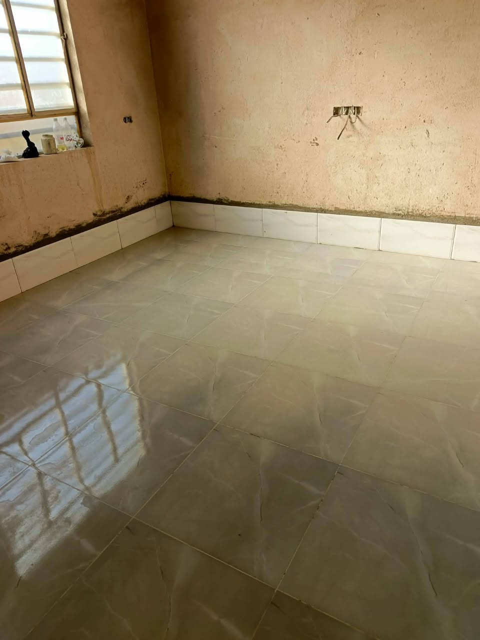 للبيع بيت مساحه ٣٠٠ متر منطقة سيد حبوب شغل درجه اولى اساس كونكريت مكون من غرفتين وصاله ومطبخ وصحيات وبراني ومناور ودرج وبيتونه وحديقه وكراج بناء طابوق فرمستون شغل درجه اولى جاهز للسكن شغل جديد السعر ٤٧ ملايين وبيه مجال للشراي ارضيه بورسلين سيراميك كامل ***********
