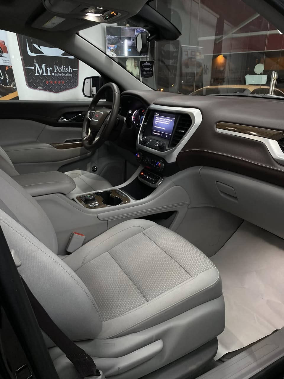 السلام عليكم من رخصة الادمين

‏GMC Acadia 2023 sle
كلين بدون صبغ، فقط جزء قليل تعديل بارد.
ايرباك راجع سيستم بشرط أن يشتغل خاصة الستيرن والدشبول
السيارة مسجلة باسمي.
السيارة ماشية 24 الف 
محرك اربعة سلندر تيربو
نظام اقتصادي Economy 
ثلاث انماط قيادة نورمل ، سبورت و ثلج
ثلاث صفوف مقاعد
كشتات vip 
كشنات امامية كهربائي ، هيتر
تبريد مركزي خلفي ، امامي منفصل
بانوراما
داخل لونين رصاصي و قهوائي
دخول ذكي للابواب ، بصمة
تشغيل عن بعد
٣٦٠ درجة رادار ، يعني رادار امامي ، خلفي و جانبي
نظام اوامر صوتية
مثبت سرعة 
تنبيه بالاصطدام
الجنطة كهربائي وتفتح بإشارة بالقدم
مانع الانزلاق
إطفاء و تشغيل المحرك تلقائي عند الوقوف في الترافك 
قرائة خطوط الشارع
اشارة بالمري
صورة الحادث مرفقة مع الصور
25700 $
للاستفسار الاتصال على: ***********
واتس اب ، ڤایبر تلگرام
