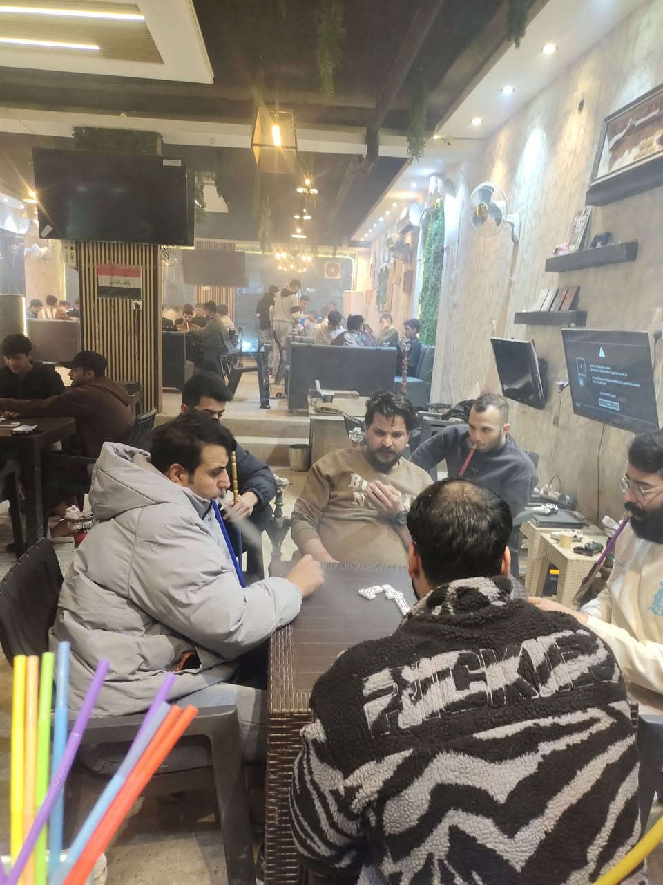 مساء الخير حبايب كلبي كوفي شوب بل لامين الثانيه شارع النواب شغاله وخير من الله
نراكيل خشب 50 بكار 
نركيل بابلي 15 
4 شاشات حجم 52
2شاشات حجم 40+وحده 32
ميوزه دومنه 
كراسي 70
سبالت 5
جهاز صوت مضخم 
جهاز الرابعه 
بارسته كامله ومرتبه ديكور حلو 
ابلي 4 عدد 2 
علان ضوئي على عرض لواجه
ميز كاشير 
بنكات جانبيه عدد 5
طباخ +دبه غاز +خلاطات
برادات عدد 2 
مجمده 1
كوفي كامل من كلشي لامانه تجي وشوف الحركه وشغل 
‏‪0771 209 9777‬‏ متواجد على النت

‏
