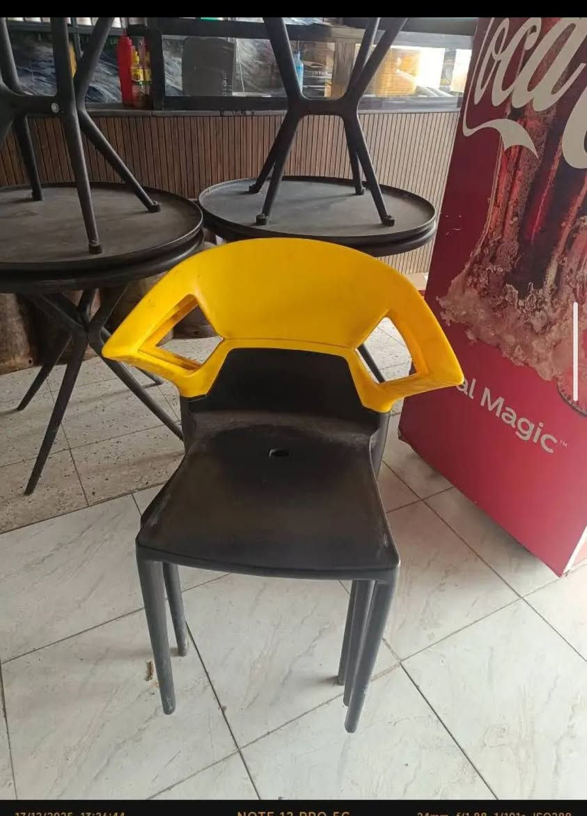 السلام عليكم 
كراسي نظاف جداً نوع الثقيل كلهن لون واحد اصفر واسود مال مطعم اشتغل شهرين وعزل مكانهن بغداد الغزالية 
*********** بغداد, العراق
