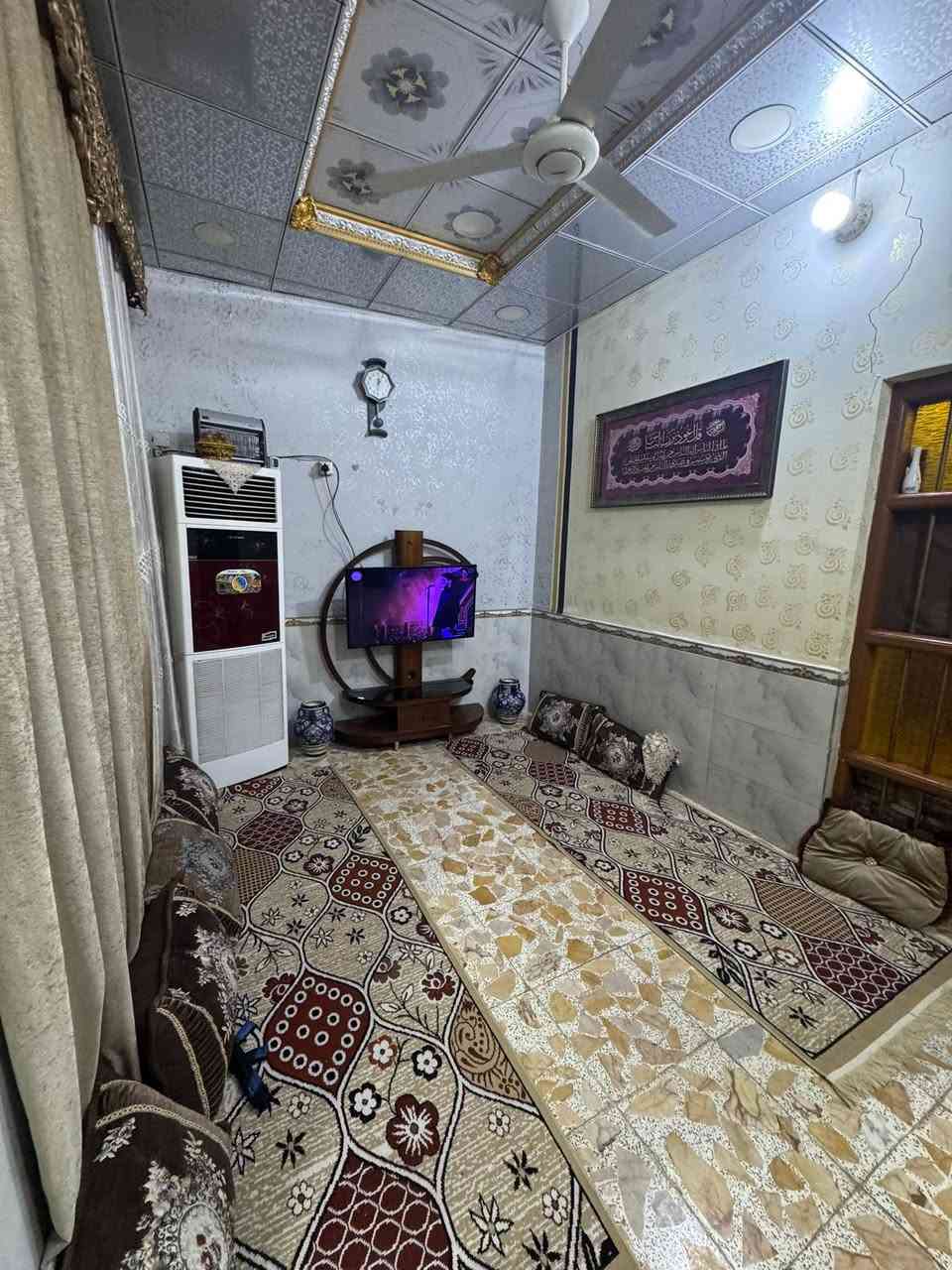 بيت للبيع في منطقة الدب مساحته 160 متر طابقين غرفتين جوه وصاله ومطبخ واستقبال وهول والطابق الثاني ثلاث غرف وصاله         قريب على شارع الدب 
الاتصال على الرقم واتساب ***********
