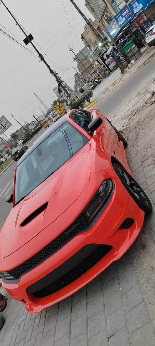 جارجر موديل ٢٣ هيمي ٥٧٠٠ ارتي السياره جديده لوك دخول جديد 
وارد امريكي منفيس السياره بسمي مكانه بغداد ماشيه ١٤ الف كيلو متر وليس ميل *********** بيه وات ساب  معروظه ٢٢٠ ورقه وبيه مجال لشراي
