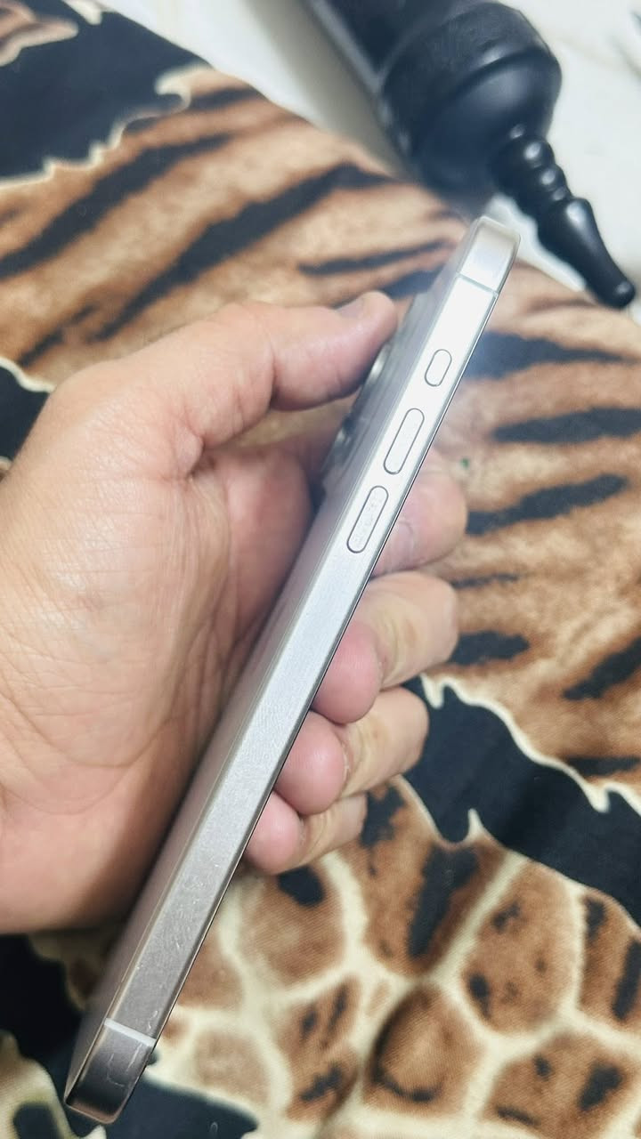 ايفون 15 برو ماكس امريكي
دبل سيم كارت 
ممبدل بيه اي قطعه 
وكع مني والشاشه صار بيها فطور
وكامت تعلك بس هي شغاله وبلاديه
دبل سيمكارت امريكي
256
بطاريته 95
الجهاز الشاصي مالته كلش نضيف
كدام عينك
بغداد  سعره 525
***********
