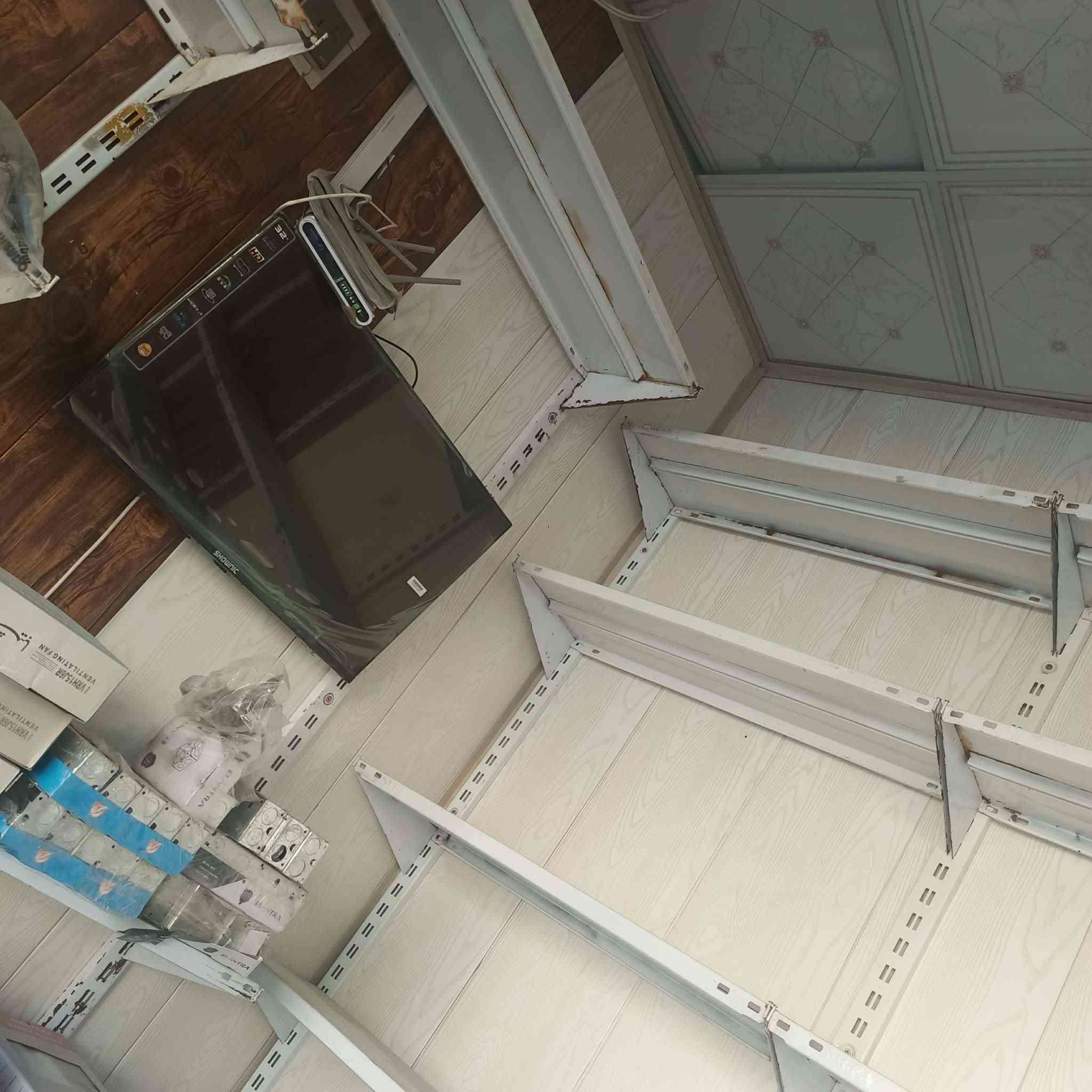 السلام عليكم  للبيع محل اغراض مكانه بل جاير بصف برتقاله ركن تريد تبيعه كامل تريد غراضه سستم كاميرات رفوف جامخانه ثلاجه ميز سبلت كري المحل يصلح كلشي رقم الهاتف0772 364 2100
