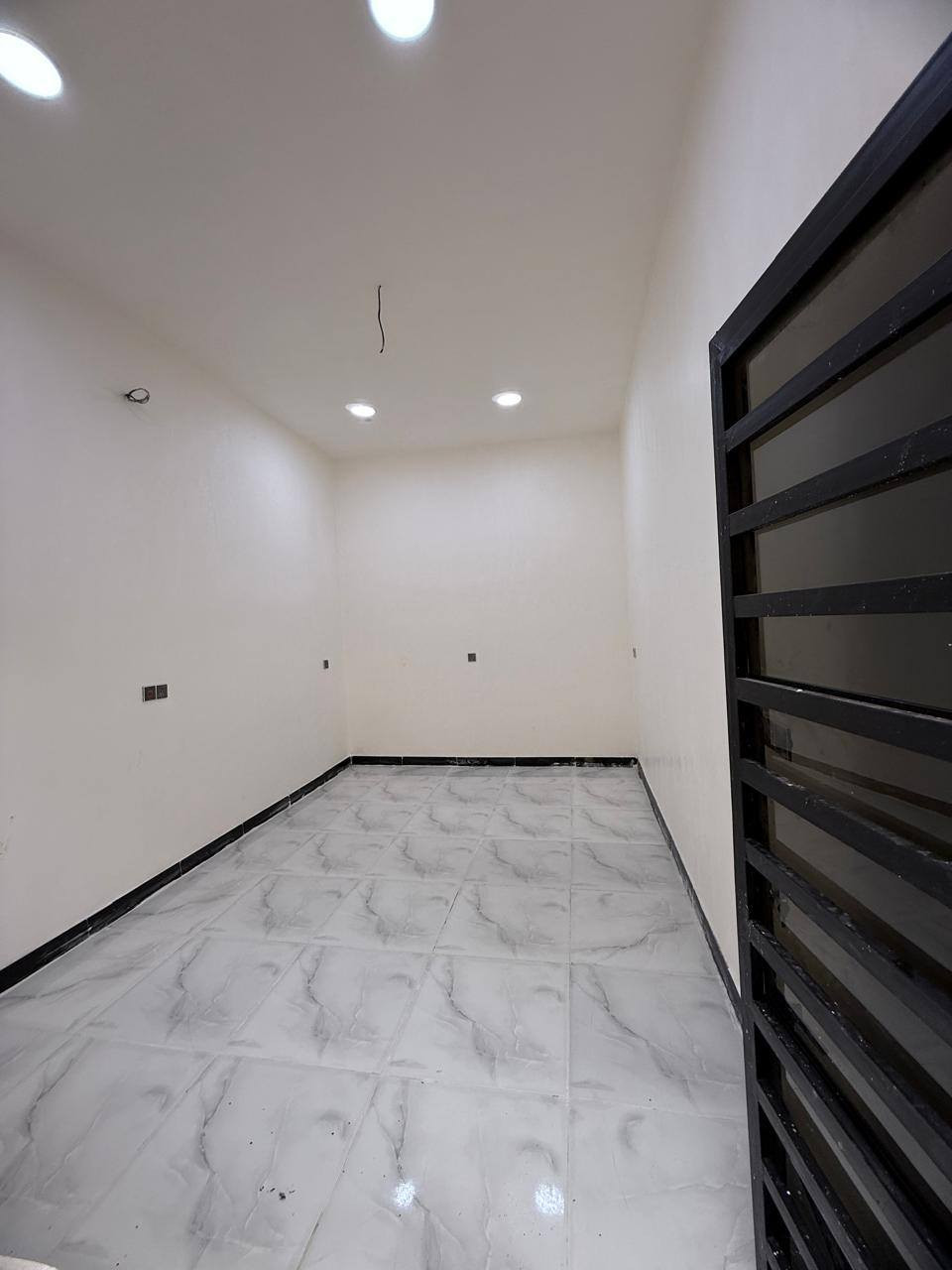 الهم صل على محمد وال محمد 
بيت بمساحه 60متر  طابقين مسلح
بناء درجه اولى كما موضح بالصور 
يصلح سكن أو حسينيه لخدمة الزوار  لقربه من طريق ياحسين  طريق بغداد كربلاء جهة الدخول  عمود 186  كافة الخدمات
رابع قطعه عن الشارع العام  لمعرفة السعر وباقي التفاصيل ***********
