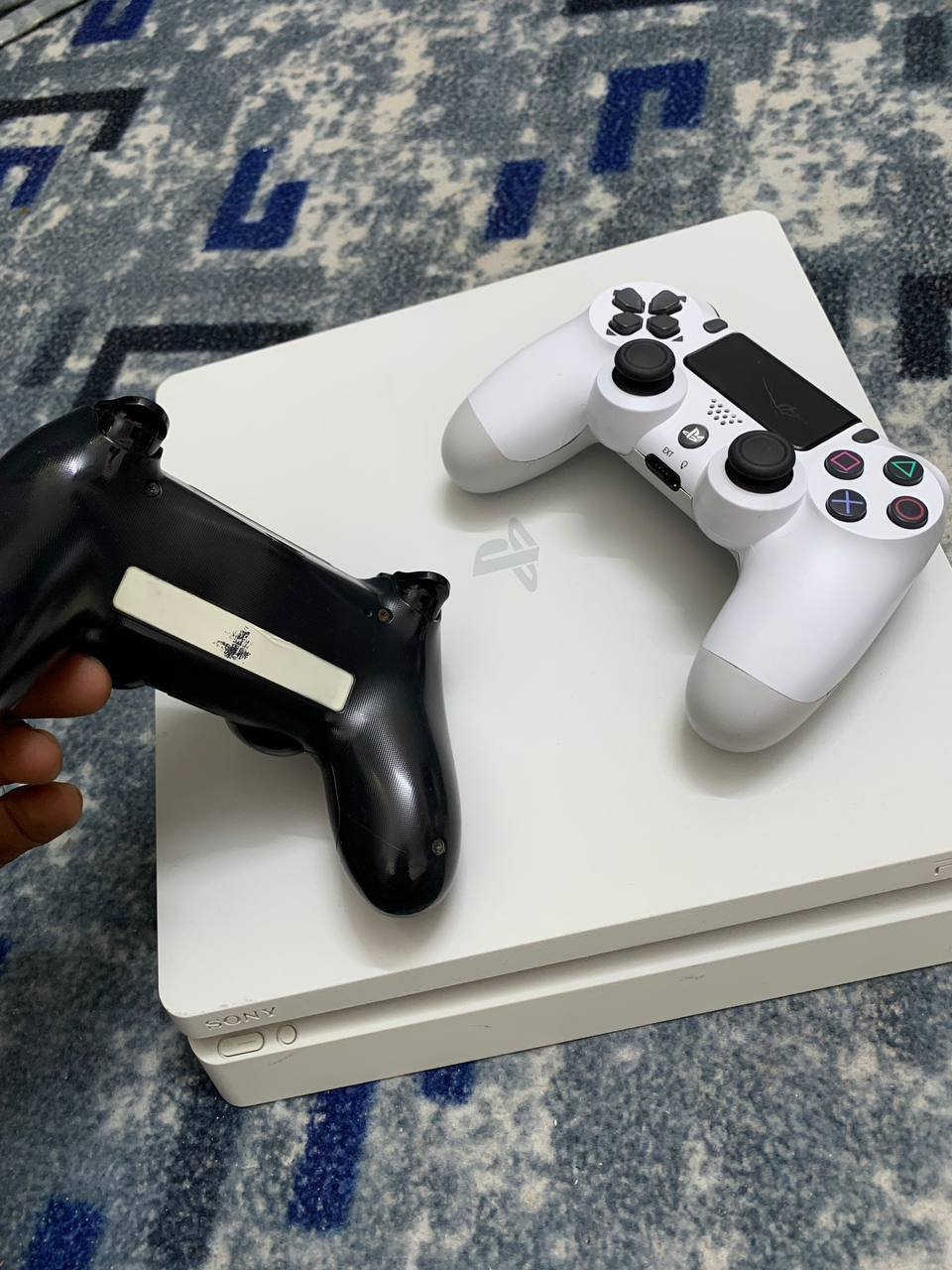 سلام عليكم بلي فور سلم مهكر نضام 12.02 نضيف كلش وانضف من صور استخدام شي قليل كامل هوه وملحقاته ويا جوستك تجاري وجوستك اصلي  بي تقريبا بال7 العاب قويات وذاكرته نص تيرا 
مكاني كربلاء البوبيات ب250 
***********
