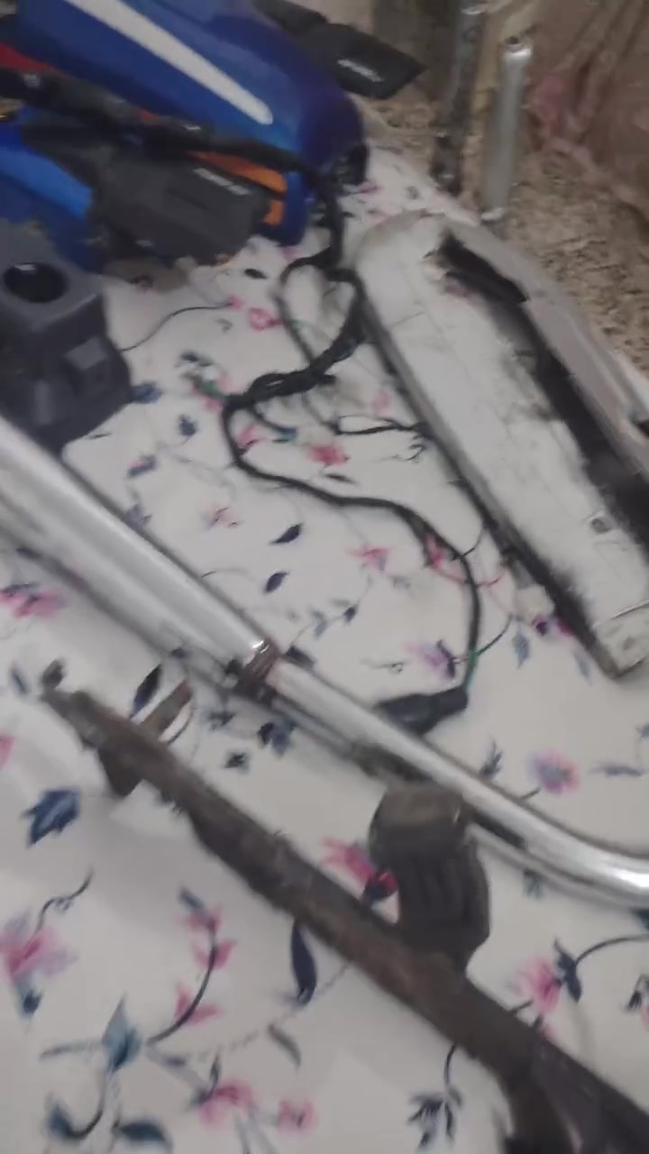 السلام عليكم غراض للبيع صينيه ايراني ٥ الف صينيه دراجه تيفيس ٢٠ ماشه ايراني وره ٨ تانكي ايران  ١٥ ضفيره ٣ قاعده كلوب ٢ صدر دراجه بي حادث بس جديد سعره ٢٠ بس عوزه ركبه يجوز عدل هوه ومضخم ب٢٥ ما فاحصه قفص ١٥ سلات ثنين ب٨ صالنصه جديده  مال ايران ٢٠ اسعار ثابته ***********
