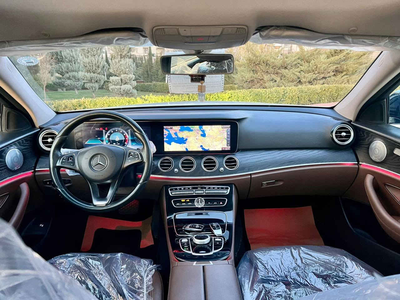 MERCEDES BENZ E CLASS-AMG KIT
مرسيدس بينز اي كلاس موديل 2018
قبل التفاصيل السياره مغلف ppf ضمان عشر سنوات 
ب 14 ورقه 

شرط ضمان دولي بصمات عدد 2 كتلوكات الشركة وارضيات الشركة دهن من شركة مرسيدس تخم تاير لوك جديد .

التفاصيل /:- 
من النوادر بل نظافه بدون مجامله وارد الماني .
شاشات الامامي بل اللغه العربيه .
السياره دفع خلفي مو فورماتك ارغب فئه.
بلاك ادشن black editions AMG شركة بلادي .
النوع /:- مرسيدس بنز .
الفئه / E كلاس AMG- KIT بلادي شركة.
الحجم / 300 ارغب فئه .
الموديل / 2018 .
تواجد السياره /- السليمانيه .
المسافه المقطوعه /:- 55 الف ميل فقط حقيقي .

المواصفات /:- 
السياره لون ابيض سقف اسود ( مكتوب بل السنويه ) 
بانوراما زجاج عل طول السقف 
دشبول شاشه قطعه واحدة مو منفصل ( ايباد ) 
داخل مميز لون قرميدي 
الشاشه الاماميه متغيره ثلاث اشكال 
دشبول مطعم بصاج ملكي 
مجهزه ب انظمه وردارات مميزه /:- ⚔️
رادار امامي توقف ذاتي  وطبعا ينطيك رسم بياني لسياره

الامامك مع تحذير ‼️ مثلث بل احمر 
رادار خلفي عند الرجوع للخلف auto stop 🛑 
اوتو بارك Auto park السياره تبحث عل موقف البارك وهي تركن اوتو 
نظام الاطفاء الذاتي eco يعني السياره بل ازدحامات تنطفي 
اناره داخليه 63 لون متغير حسب الرغبه 
حساسات 360 درجه امامي وخلفي وجانبي مع التبيهات الي تظهر بل الشاشه 
٦ انواع انظمه قياده متعدده لسياره 
احزمه كهرباء تاخذ قياسك 
 كامره خلفي 360 درجة ثلاث اختيارات 
گير رياضي عل الستيرن 

نظام سماعات برو ماستر يعني شرط دي جي تسمع 
لايتات الامامي متحرك مع حركة السياره 
نظام الترحيب عند فتح ابواب السياره وعلامات تعكس عل الارض ( مرسيدس ) 
اوتو هولد توقف سايد بريك ذاتي 
ماساحات اوتو تتحرك حسب كميه الامطار 
كاعيات شركة كتلوكات الشركة بصمات عدد 2 
مواصفات متخلص طبعا للي يعرف بل مرسيدس

ملاحظه :/- 
السياره  صبغ باب خلف السائق من المانيا واقل من ربع  بل جاملغ الامامي ( كارت ) من جهة السايق 
وبيه سونار السياره . 
اي ملاحظه مابيه شخط رصعه ماكو
ايرباك سليم 100/100 

ال💎ــسعـر 🟥 :: رقم (1) تلـقـائـي 📮

رقم صاحب ســـيـارة :: ***********
اخوكم احمد الامريكي
