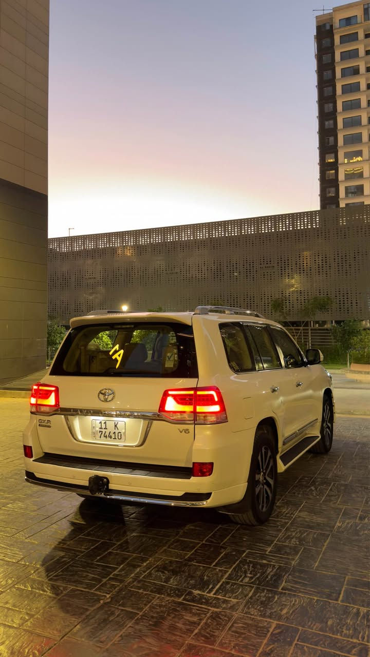 ((TOYOTA LAND CRUISER WHITE EDITION))
شركة ساز 
(2019)
فول مواصفات
المواصفات:
مقاعد جلد
مقاعد كهرباء
4 كاميرات
مرايا قلاب مع البك
تشغيل عن بعد
مرايا شفط
إشارات بالمرايا
بصمتين مع السيارة
إشارات ترحيب
3 شاشات
ثلاجة
إشارات لكزس
4 بصمات أبواب
دبل ماوس
مودات قيادة
تحكم ستيرن
مثبت سرعة
حساسات أمامية وخلفية
LED نهاري
فتحة سقف
السيارة مكفولة كفالة عامة:
من الصبغ
ومن فتح المحرك
كفالة مكينة وكير
( (اكو تكحيل بسيط بين الباب الخلفي والجاملغ ))
تخم تاير اصلي جديد
السيارة متصرف عليها ألف دينار ومتكاملة من كل النواحي
رقم بغداد 
باسمي – تحويل ثاني يوم
المكان: بغداد – حي الحسين

التواصل :- 
*********** بغداد, العراق
