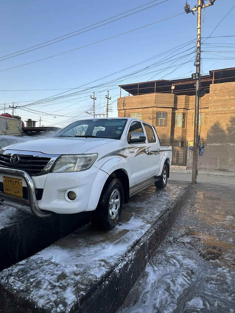 السلام عليكم هايلوكس موديل 2015 لون ابيض رقم اربيل سنوية منتهية السيارة نضيفة وما بيهة اي نقص  ، جاهزة صبغ عام عدا القمارة ، السيارة فور ويل گاز ، گير عادي ، شرط التحويل 
للأستفسار الاتصال على الرقم 
 ( *********** )
السعر المطلوب (140 ورقة ) قابل للتفاوض
مكان السيارة ( البصرة 5 ميل )
