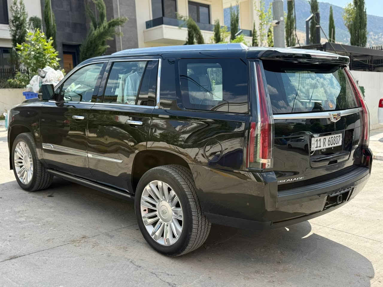 السلام عليكم كاديلاك بلاتينيوم 2019 سعرها 355 ورقة رقم بغداد بسمي فوول مواصفات مغلفة PPF بيه مكانات بارد شغل درجة اولى وبيه صبغ جاملغ خلفي فقط بدون دواخل ايرباك سليم سيارة جديدة جدا جاهزة ما بيه اي نقص محرك كير مكفولات ماشيه 83 الف كيلو للاستسفار *********** السعر 355 ورقة مكان بغداد

