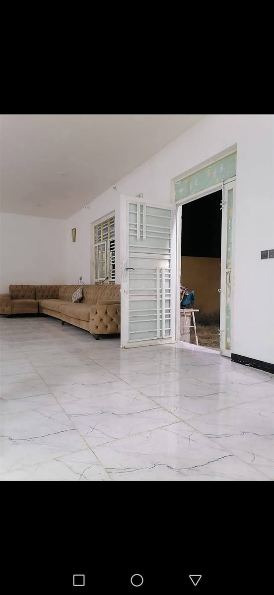 بيت للبيع في البيضاء الاولى قرب السيطره  زراعي
مساحه 240

غرفتين نوم  5.5

وصاله 

ومطبخ

والصاله مفتوحه على المطبخ  بناء جديد  تركي

وحمام داخلي.  وحديقه.    الشراي يتصل ***********
